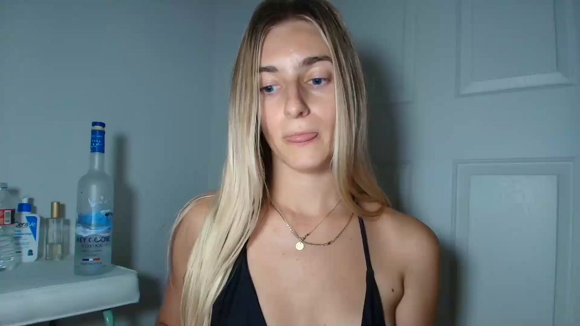 Gallery image thumbnail from Vodka_Queen's myfreecams stream on, 10/06/2025, 02:30 image 7 of 20