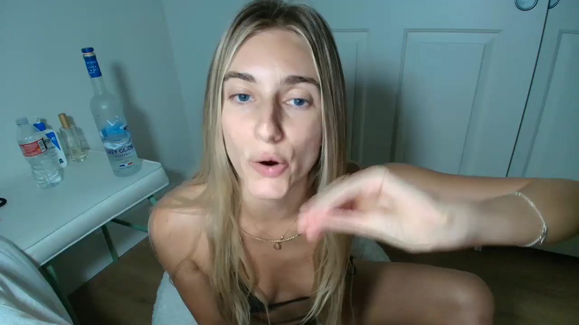 Gallery image thumbnail from Vodka_Queen's myfreecams stream on, 10/06/2025, 02:30 image 1 of 20