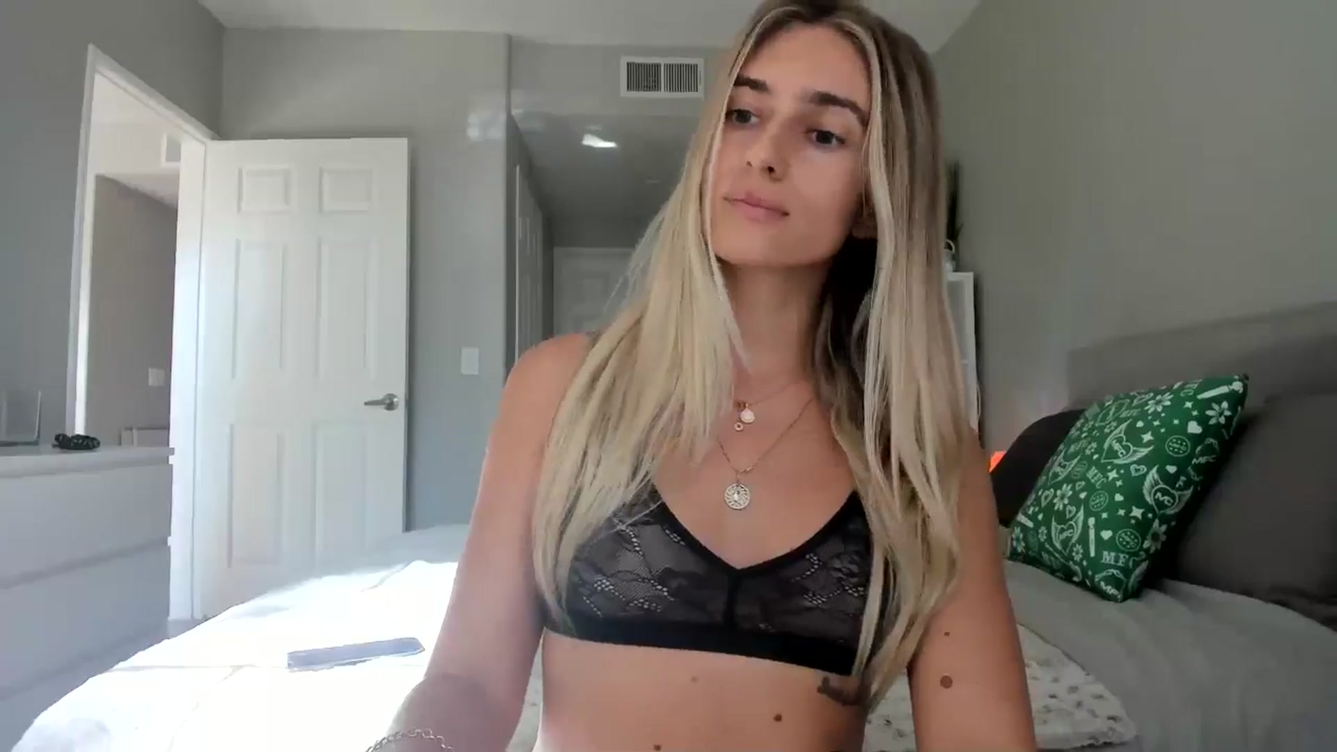 Gallery image thumbnail from Vodka_Queen's myfreecams stream on, 10/14/2025, 23:05 image 18 of 20