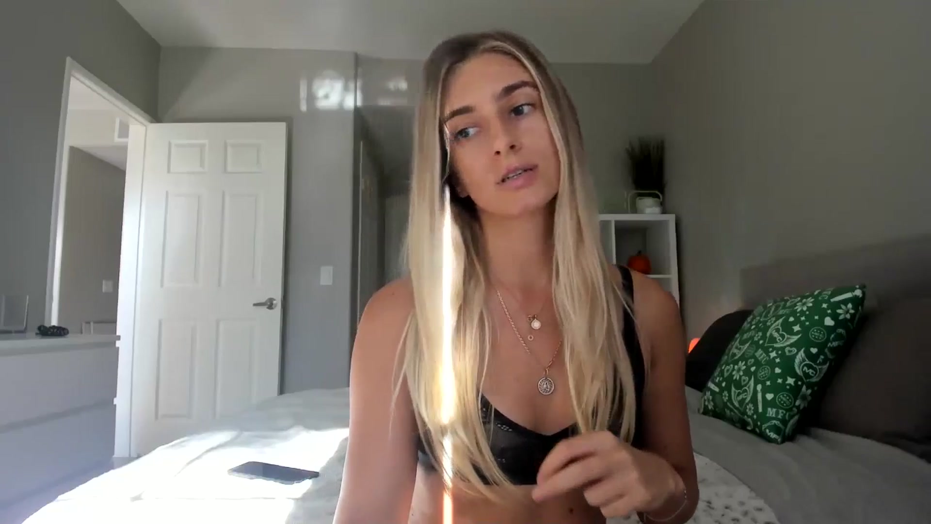 Gallery image thumbnail from Vodka_Queen's myfreecams stream on, 10/14/2025, 23:05 image 16 of 20