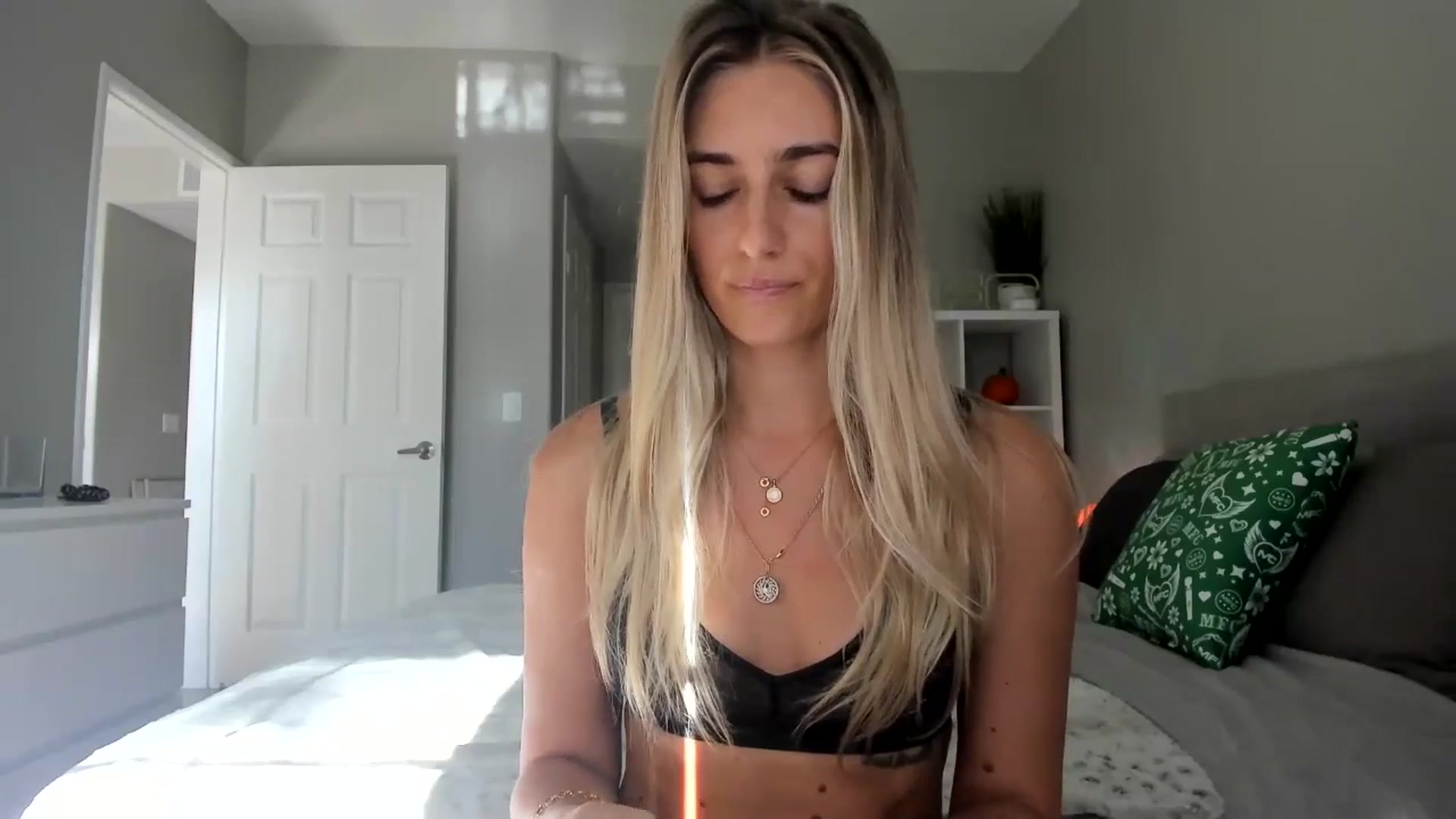 Gallery image thumbnail from Vodka_Queen's myfreecams stream on, 10/14/2025, 23:05 image 15 of 20