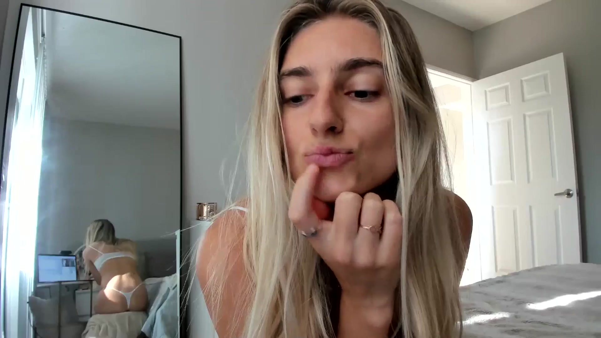Gallery image thumbnail from Vodka_Queen's myfreecams stream on, 10/20/2025, 24:11 image 11 of 20