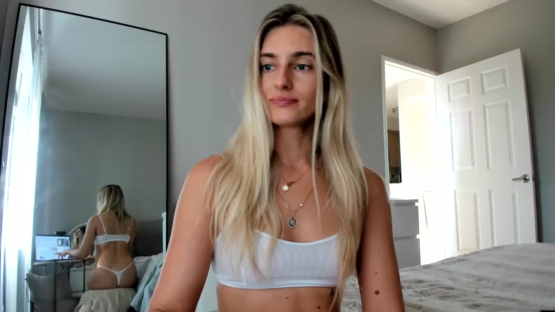Gallery image thumbnail from Vodka_Queen's myfreecams stream on, 10/20/2025, 24:11 image 13 of 20