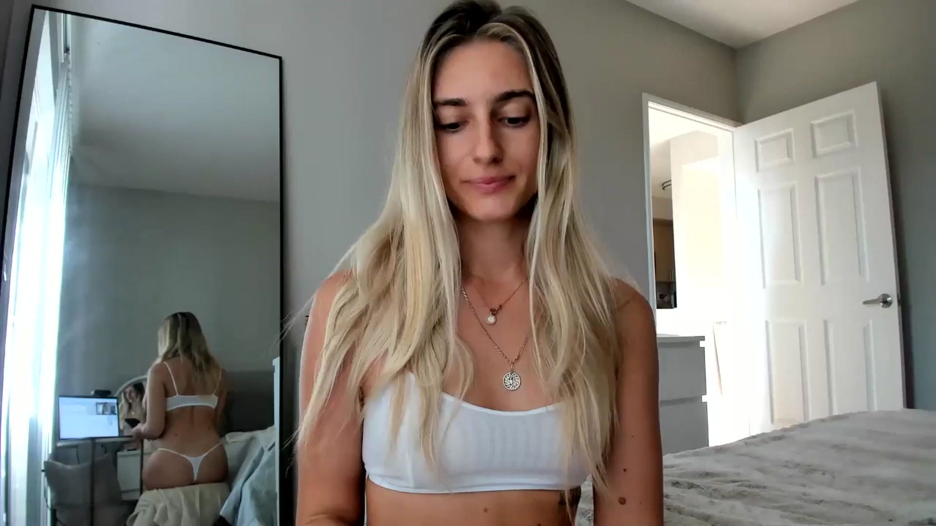 Gallery image thumbnail from Vodka_Queen's myfreecams stream on, 10/20/2025, 24:11 image 14 of 20
