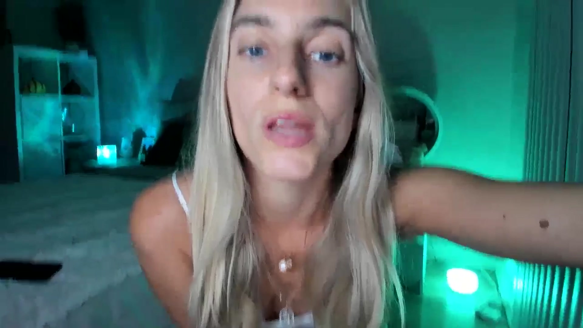 Gallery image thumbnail from Vodka_Queen's myfreecams stream on, 10/20/2025, 06:59 image 18 of 20