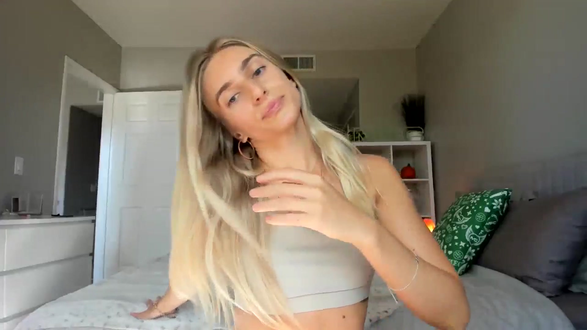 Gallery image thumbnail from Vodka_Queen's myfreecams stream on, 10/22/2025, 23:03 image 8 of 20