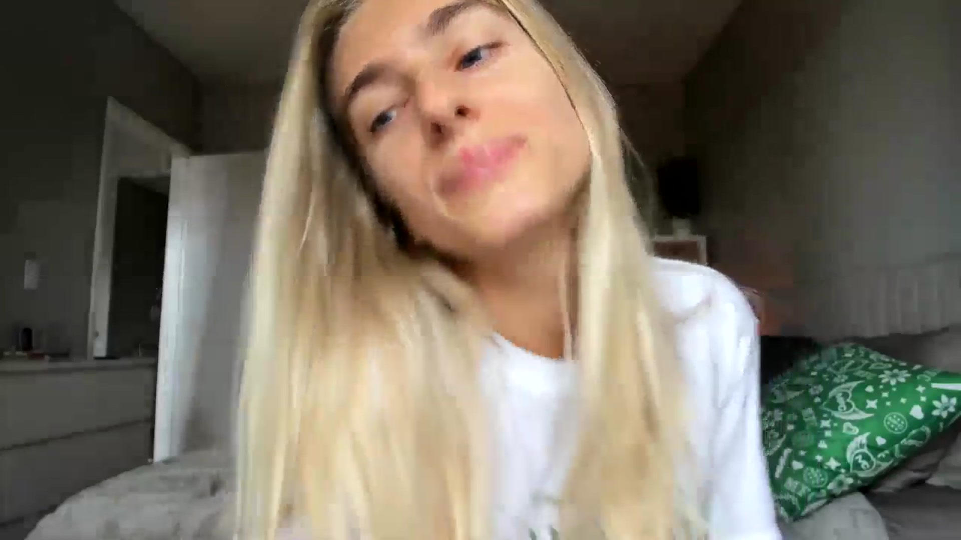 Gallery image thumbnail from Vodka_Queen's myfreecams stream on, 10/25/2025, 21:57 image 4 of 20