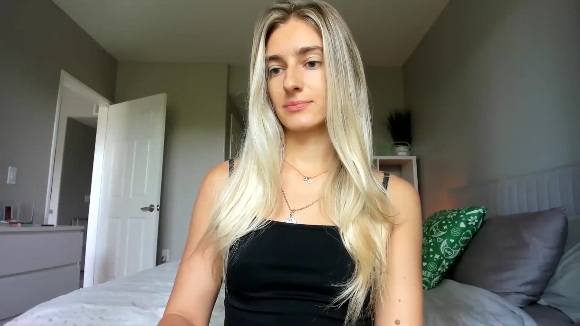 Gallery image thumbnail from Vodka_Queen's myfreecams stream on, 10/27/2025, 20:46 image 14 of 20