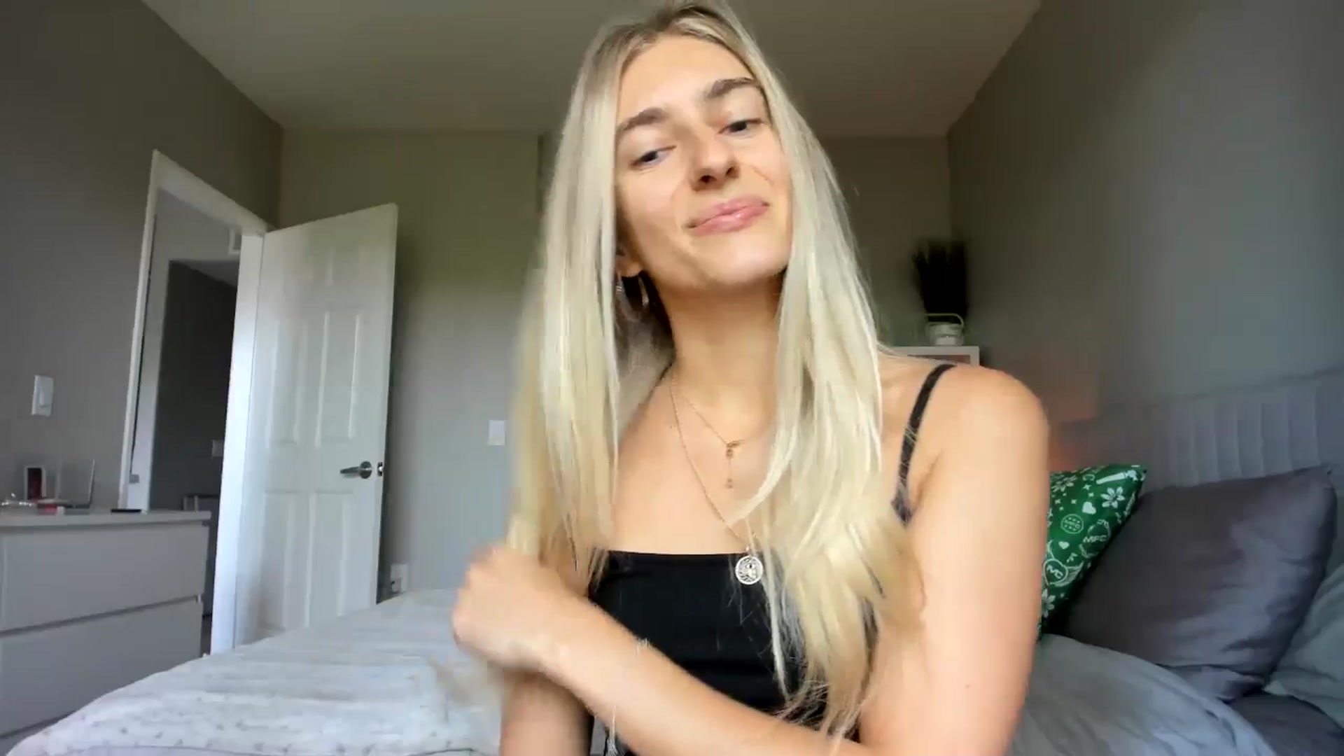 Gallery image thumbnail from Vodka_Queen's myfreecams stream on, 10/27/2025, 20:46 image 6 of 20