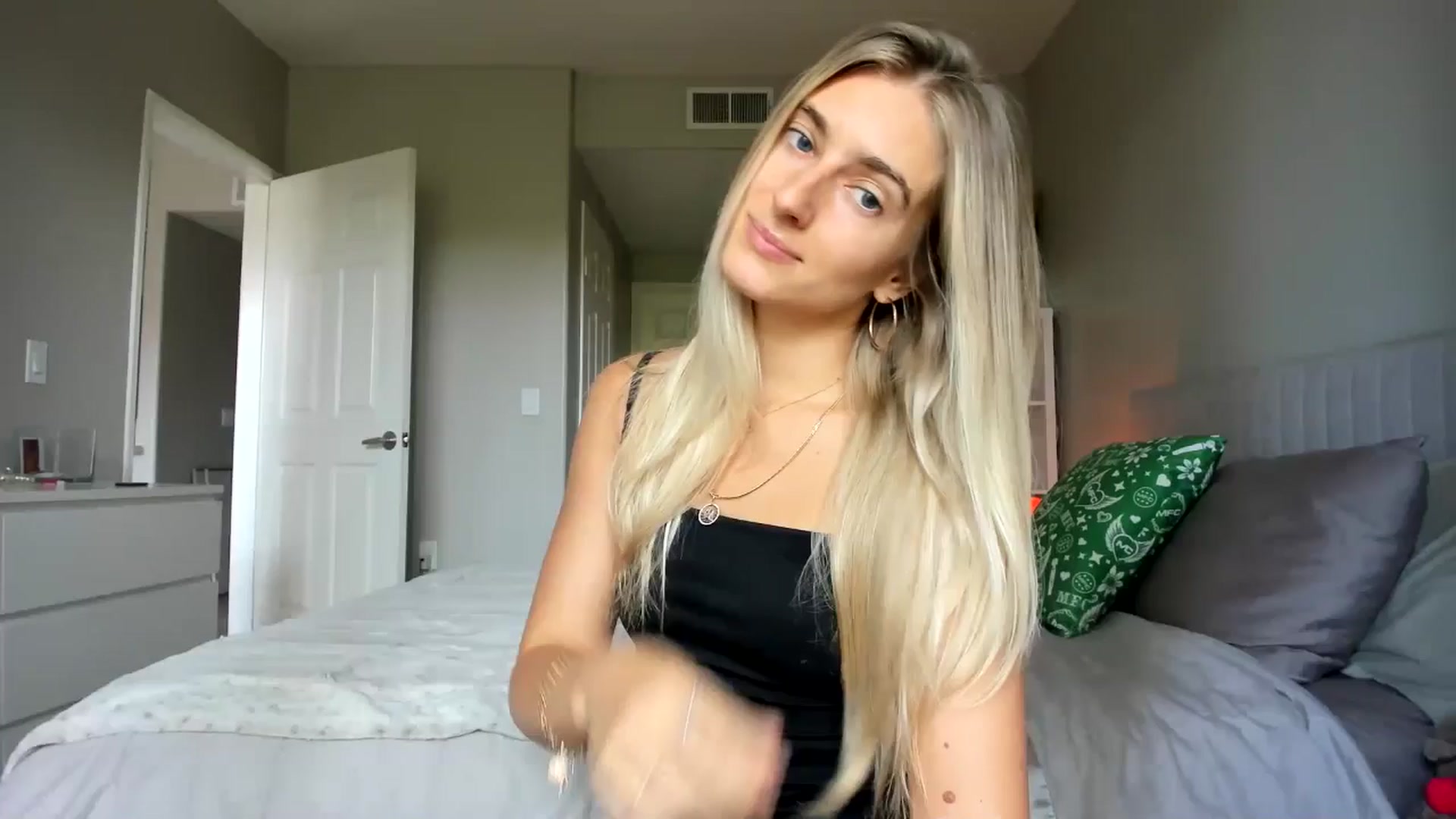 Gallery image thumbnail from Vodka_Queen's myfreecams stream on, 10/27/2025, 20:46 image 15 of 20