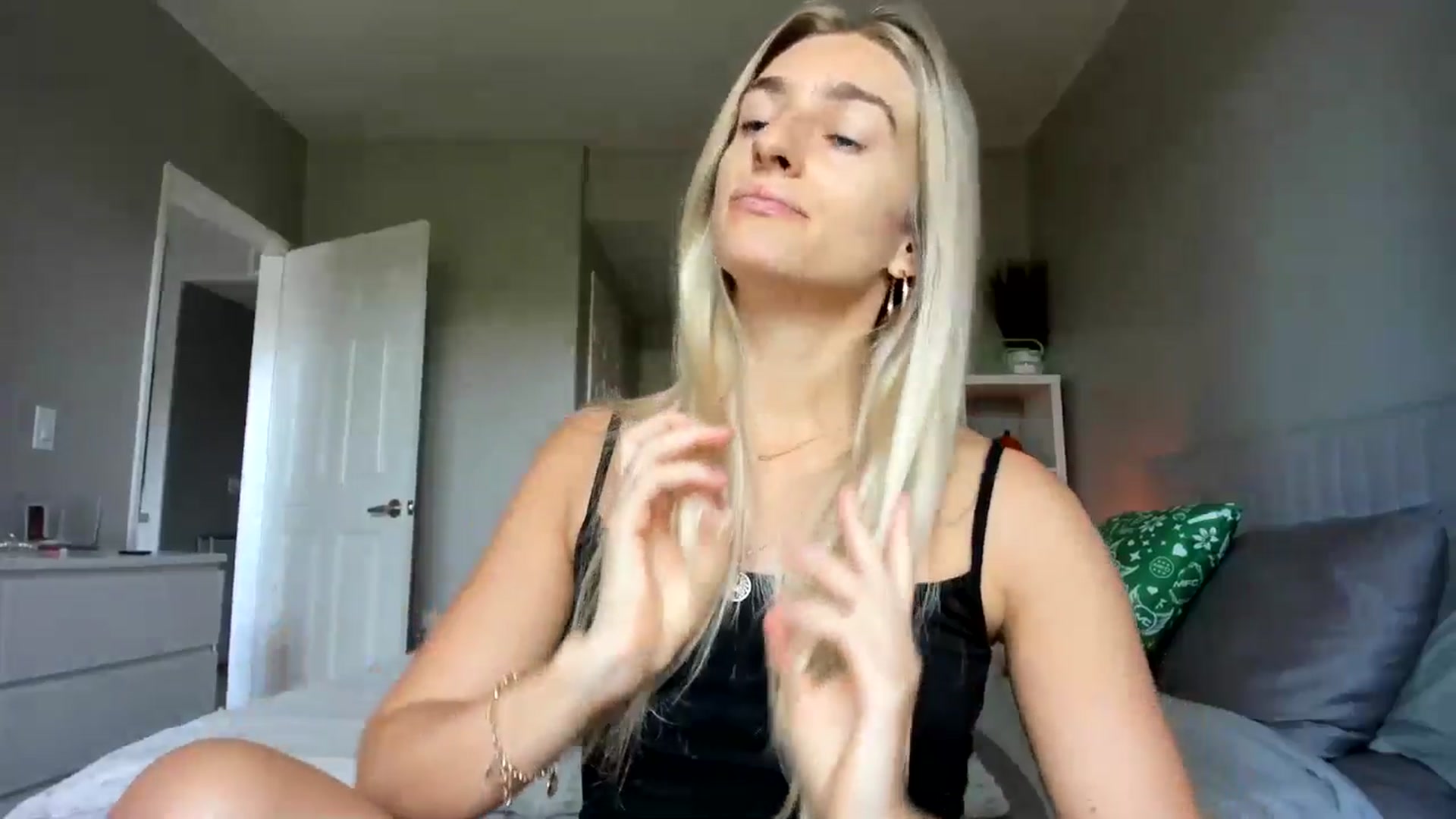 Gallery image thumbnail from Vodka_Queen's myfreecams stream on, 10/27/2025, 20:46 image 7 of 20