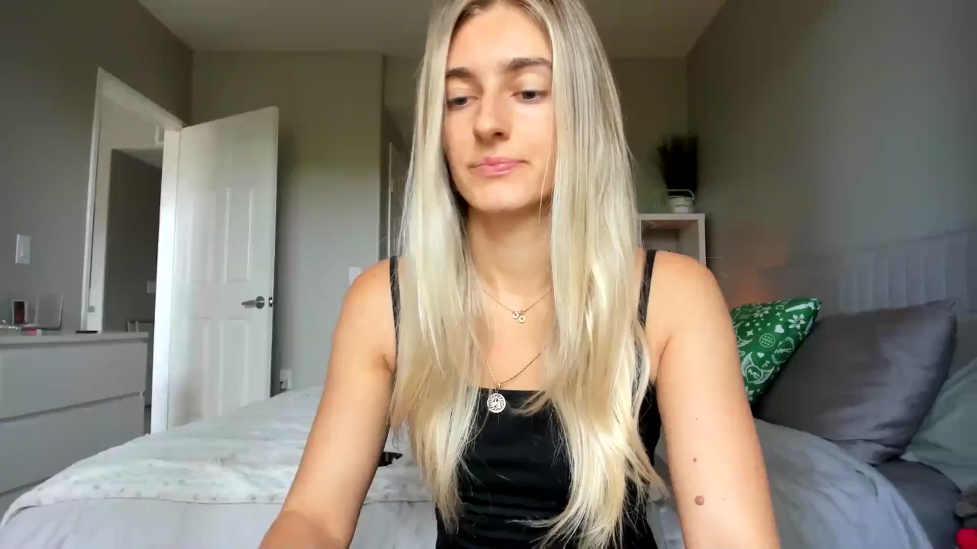 Gallery image thumbnail from Vodka_Queen's myfreecams stream on, 10/27/2025, 20:46 image 16 of 20