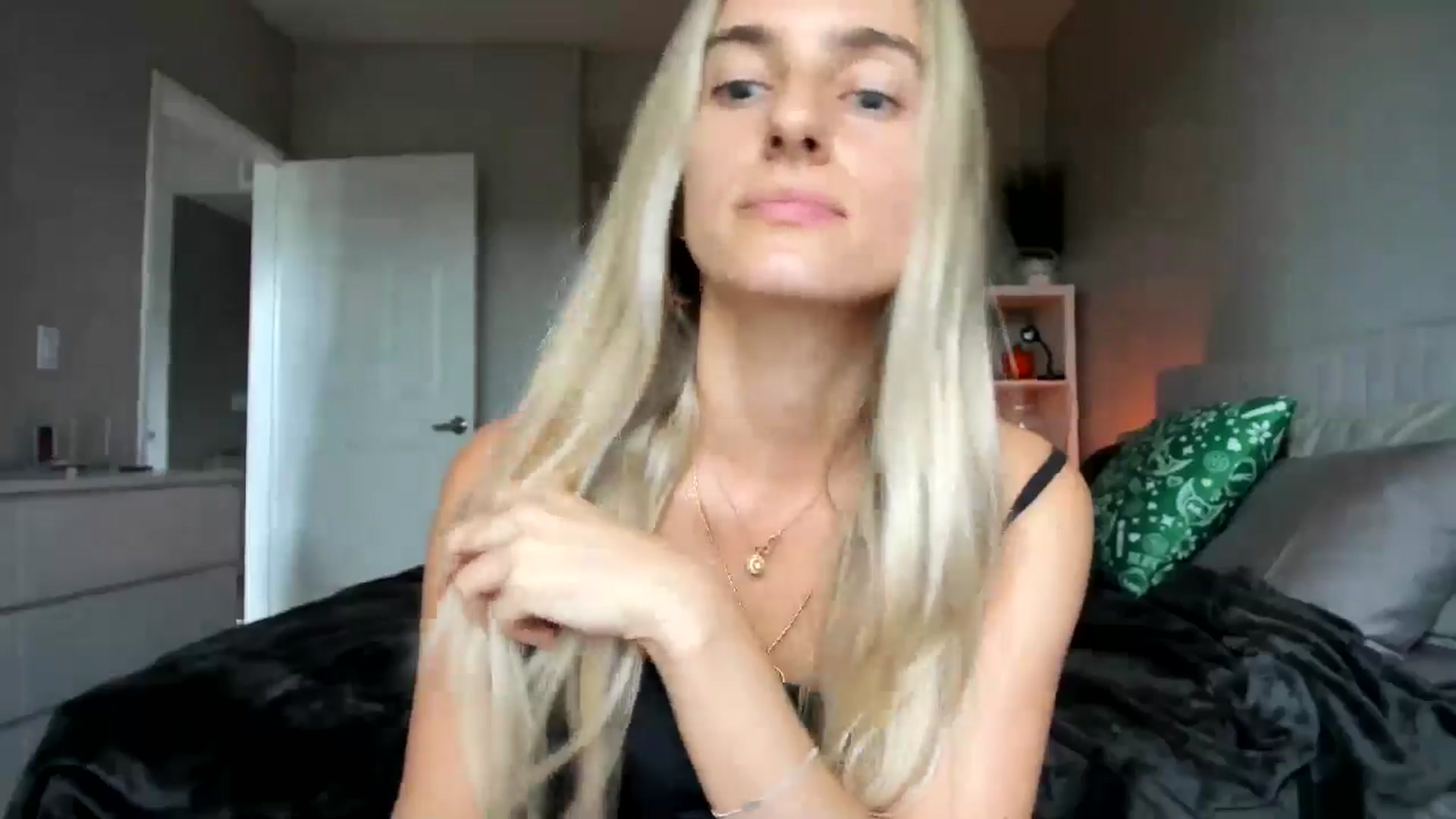 Gallery image thumbnail from Vodka_Queen's myfreecams stream on, 11/09/2025, 24:19 image 13 of 20