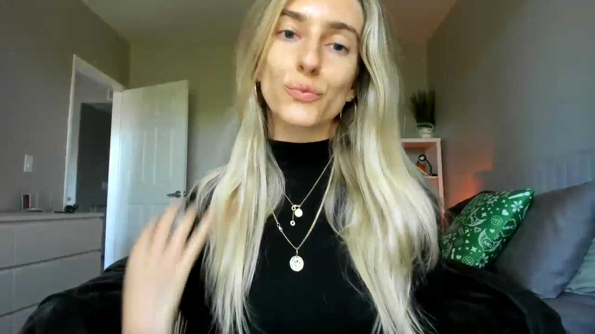 Gallery image thumbnail from Vodka_Queen's myfreecams stream on, 11/23/2025, 19:21 image 6 of 20