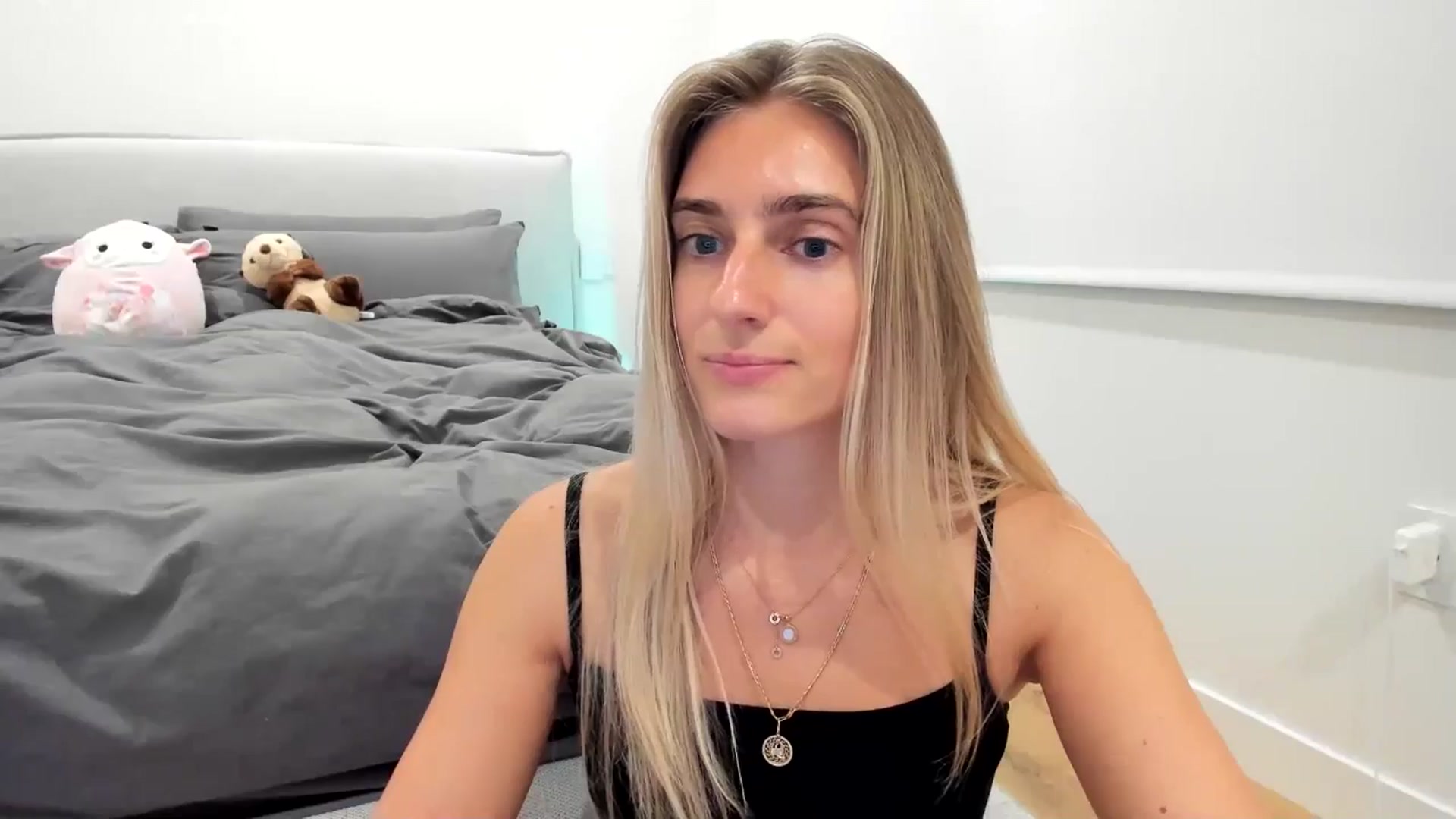 Gallery image thumbnail from Vodka_Queen's myfreecams stream on, 12/04/2025, 07:00 image 4 of 20