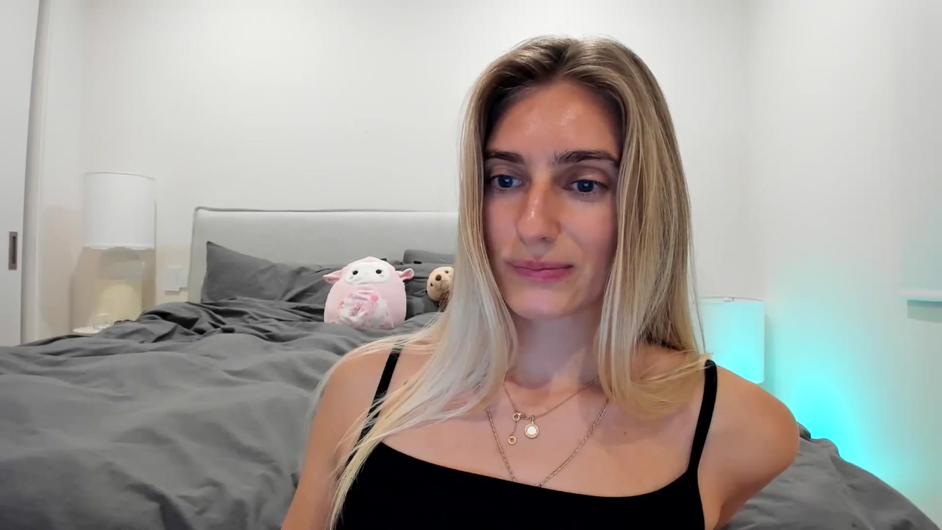 Gallery image thumbnail from Vodka_Queen's myfreecams stream on, 12/04/2025, 07:00 image 15 of 20