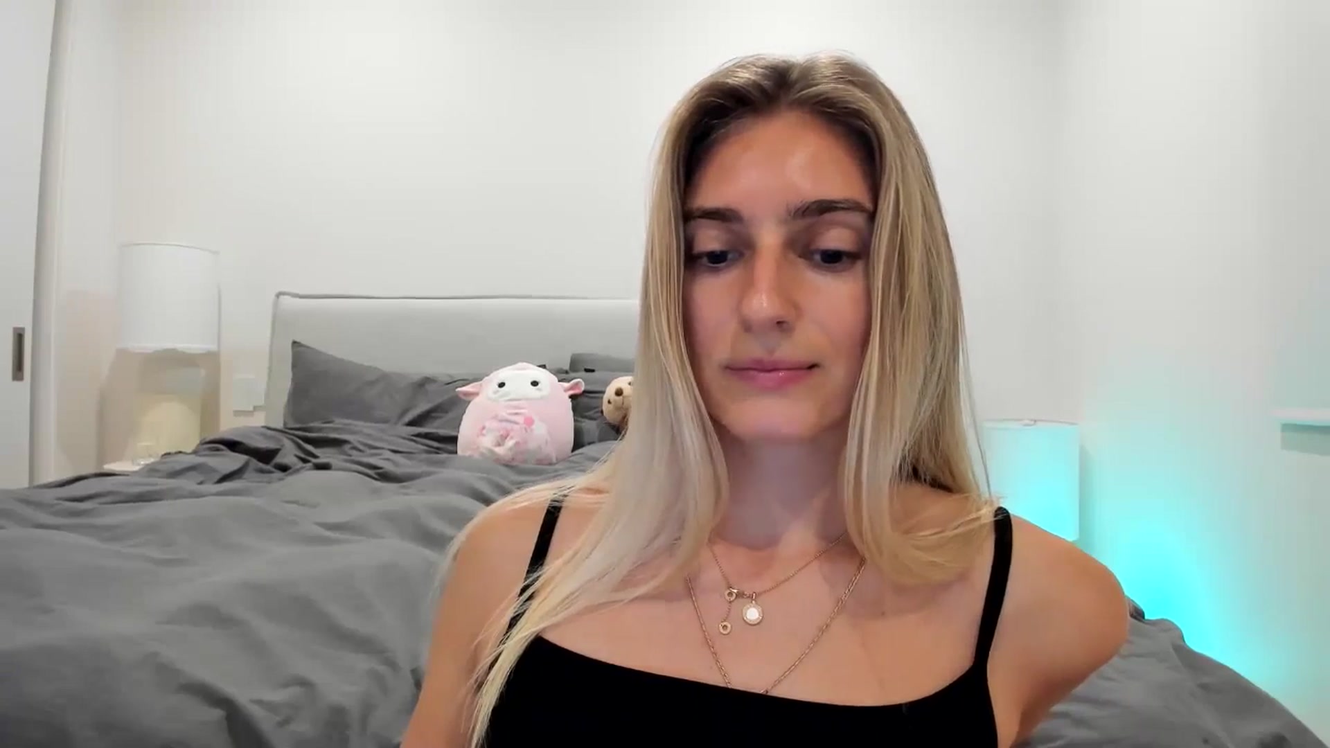 Gallery image thumbnail from Vodka_Queen's myfreecams stream on, 12/04/2025, 07:00 image 16 of 20