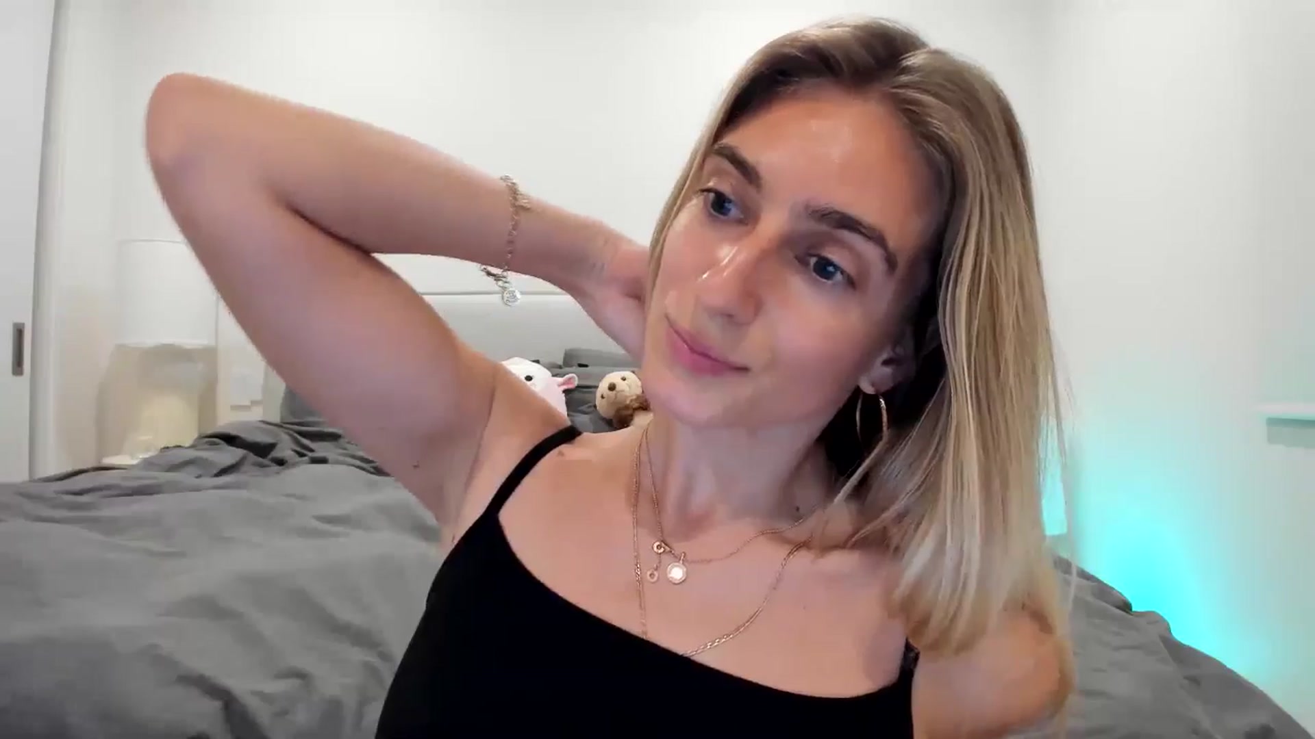 Gallery image thumbnail from Vodka_Queen's myfreecams stream on, 12/04/2025, 07:00 image 13 of 20