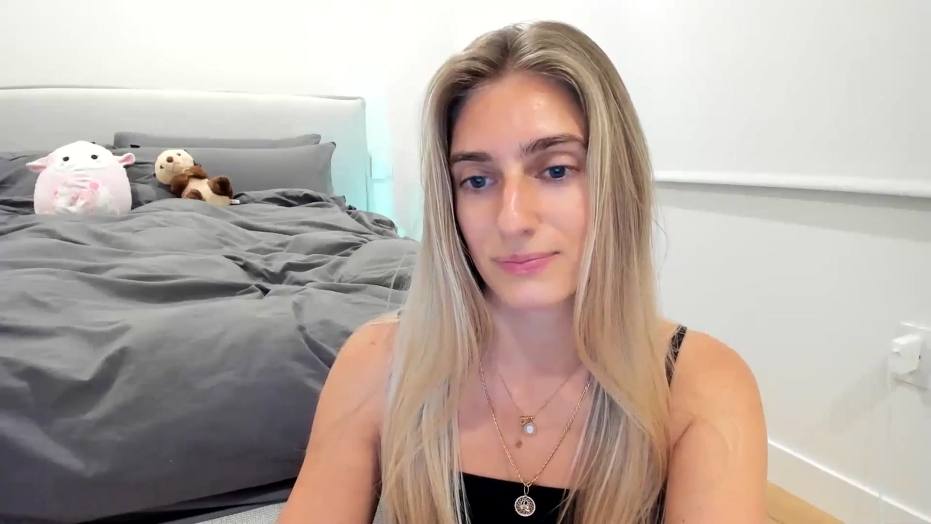 Gallery image thumbnail from Vodka_Queen's myfreecams stream on, 12/04/2025, 07:00 image 2 of 20