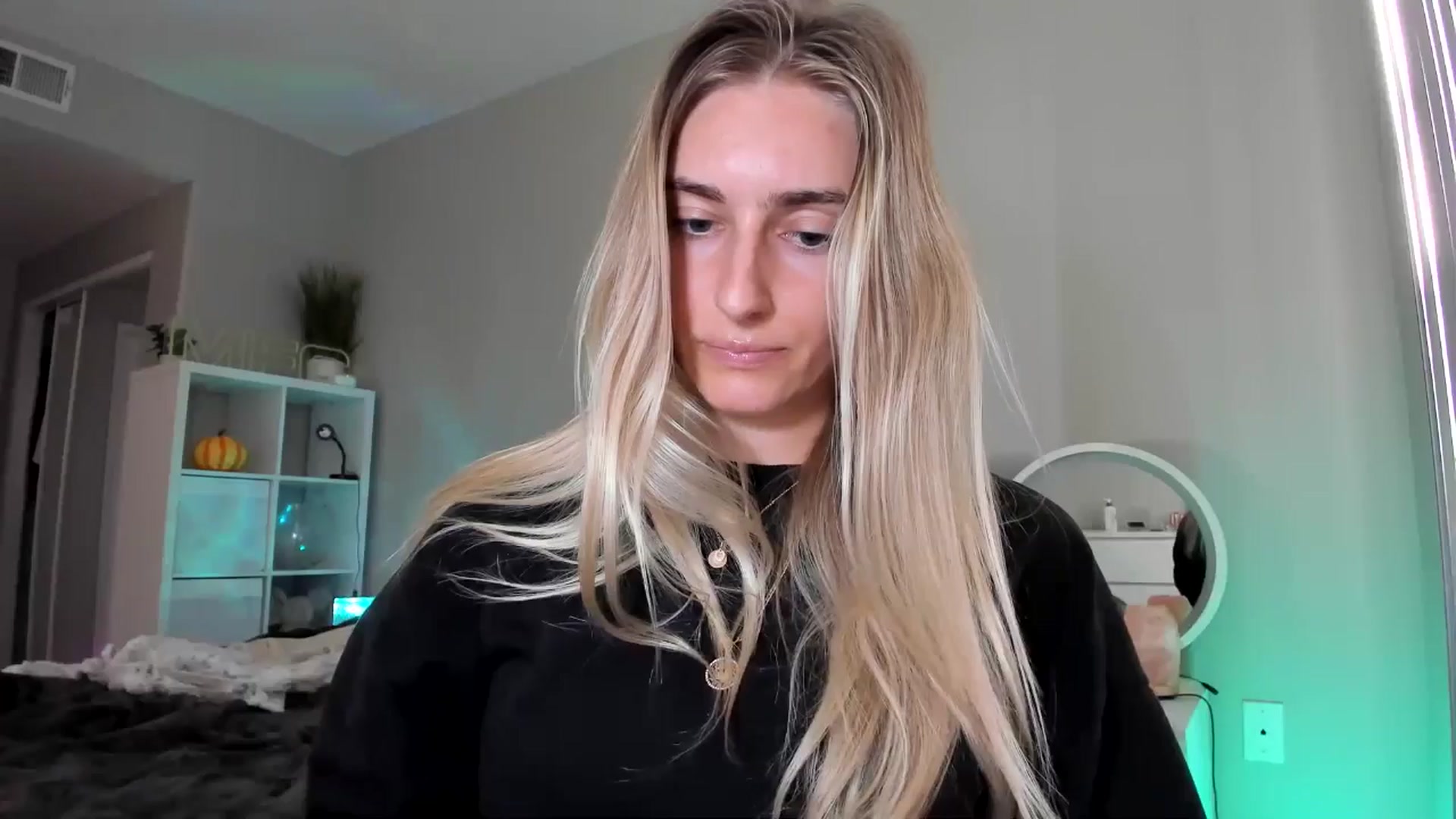 Gallery image thumbnail from Vodka_Queen's myfreecams stream on, 12/18/2025, 24:04 image 15 of 20