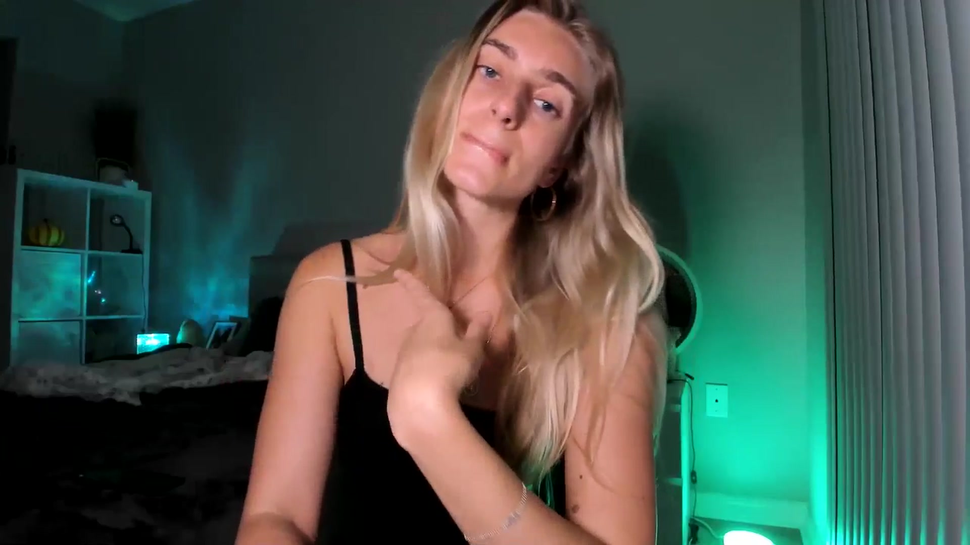 Gallery image thumbnail from Vodka_Queen's myfreecams stream on, 12/18/2025, 07:25 image 10 of 20
