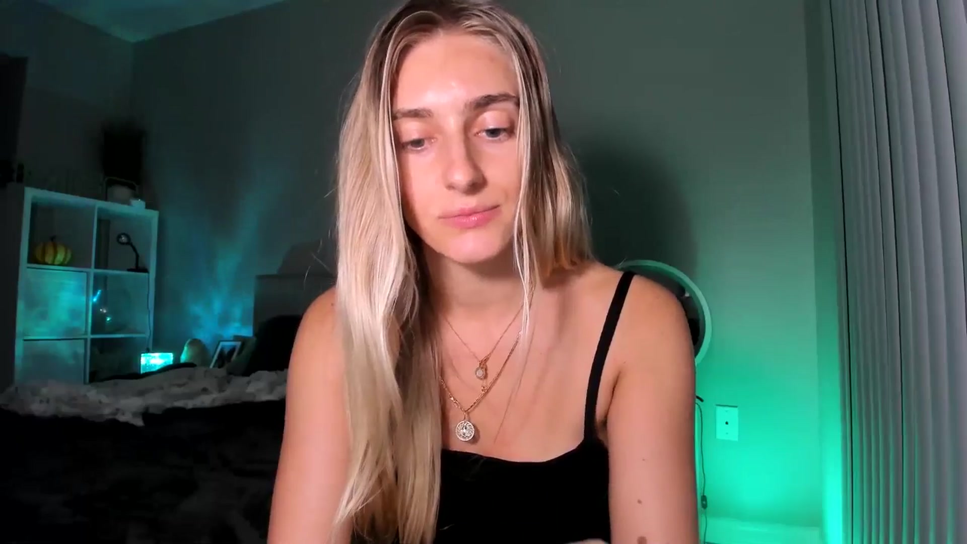 Gallery image thumbnail from Vodka_Queen's myfreecams stream on, 12/18/2025, 07:25 image 16 of 20