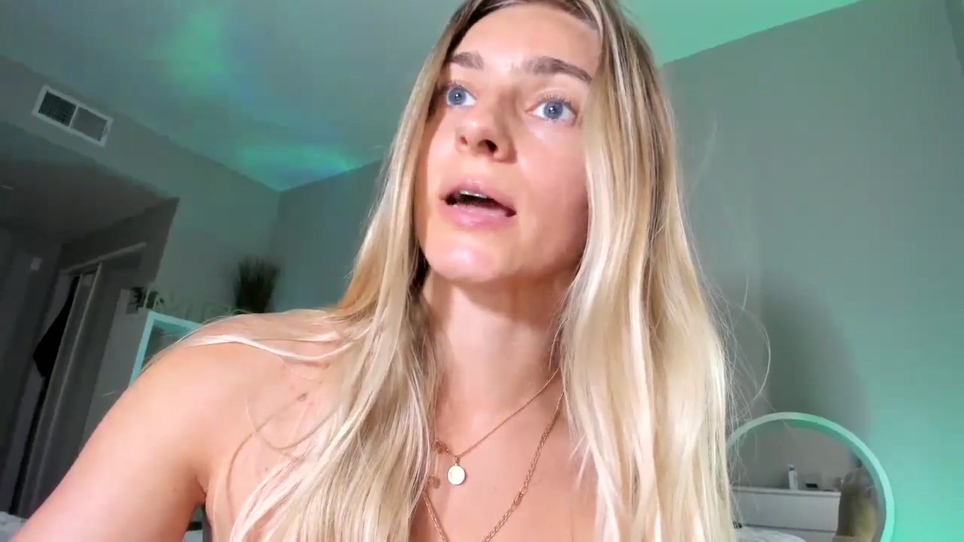 Gallery image thumbnail from Vodka_Queen's myfreecams stream on, 12/20/2025, 24:02 image 17 of 20