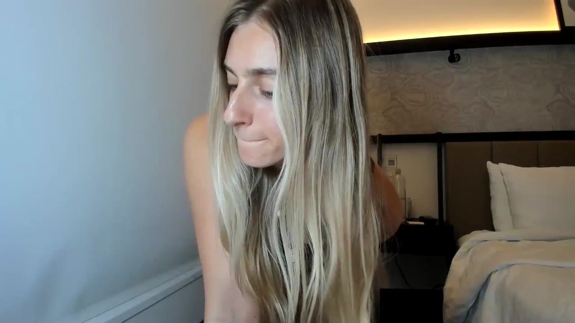 Gallery image thumbnail from Vodka_Queen's myfreecams stream on, 12/22/2025, 04:59 image 16 of 20