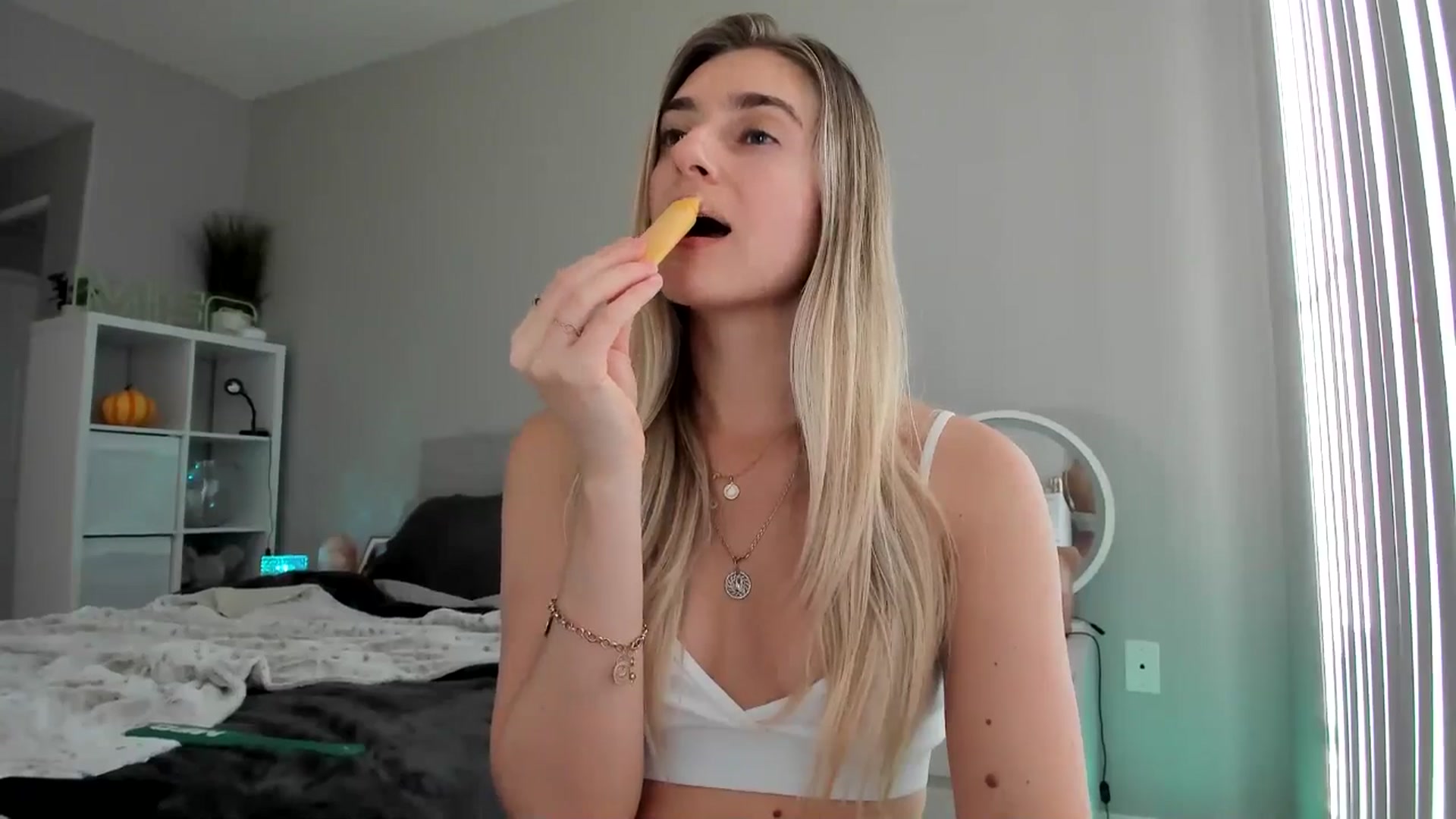 Gallery image thumbnail from Vodka_Queen's myfreecams stream on, 01/15/2026, 24:12 image 14 of 20