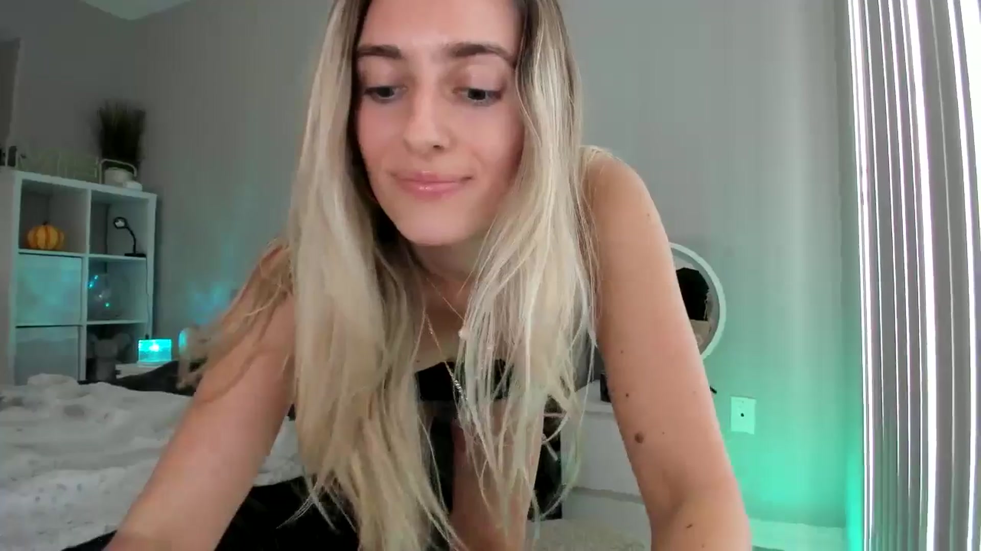 Gallery image thumbnail from Vodka_Queen's myfreecams stream on, 01/18/2026, 23:22 image 15 of 20