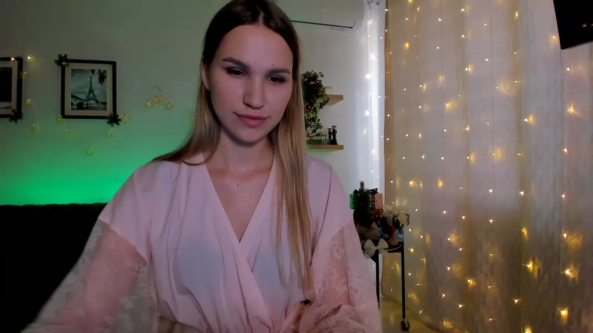 Gallery image thumbnail from WaveOfLove's myfreecams stream on, 12/12/2022, 12:01 image 16 of 20