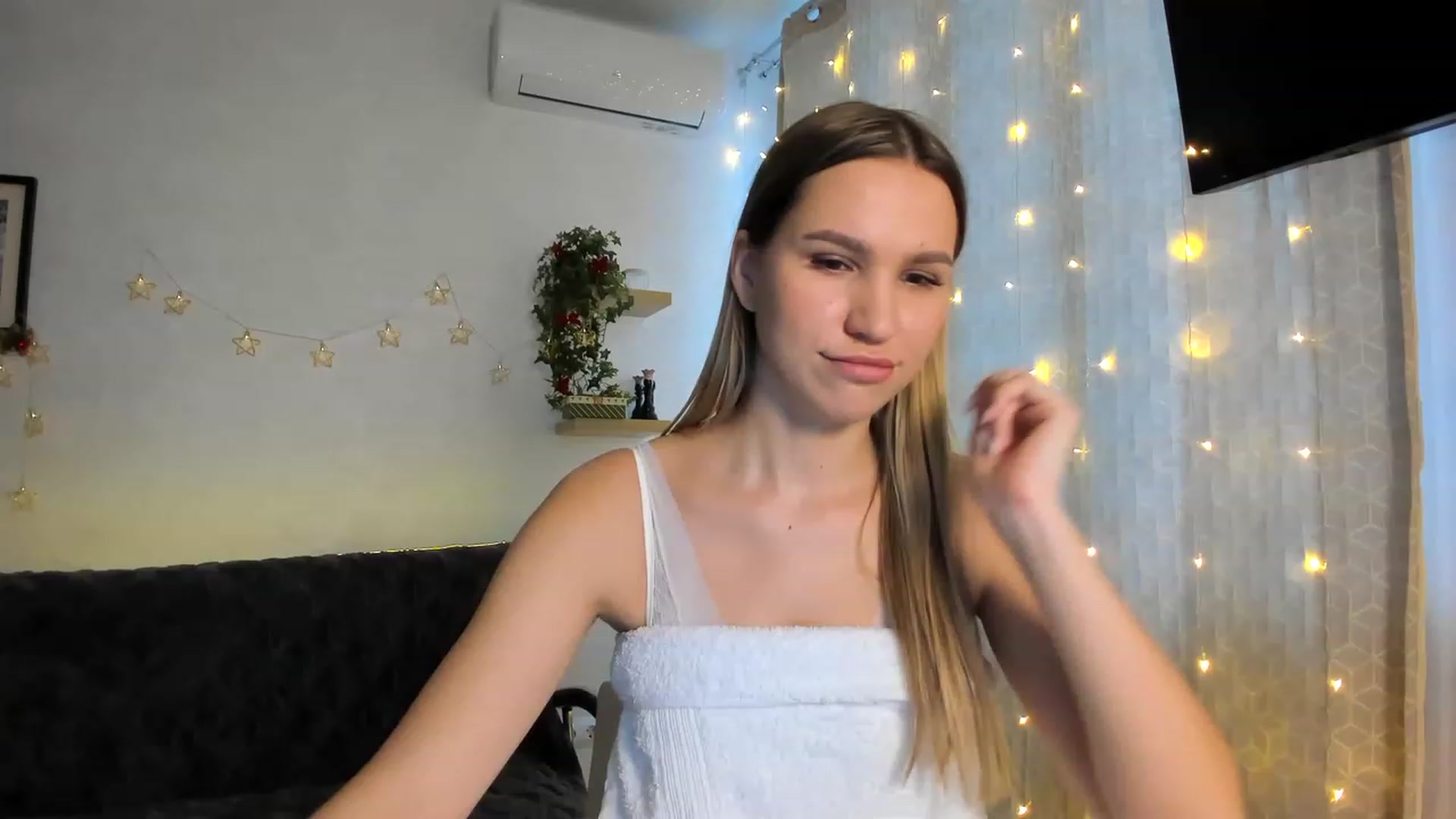 Gallery image thumbnail from WaveOfLove's myfreecams stream on, 12/15/2022, 11:00 image 10 of 20