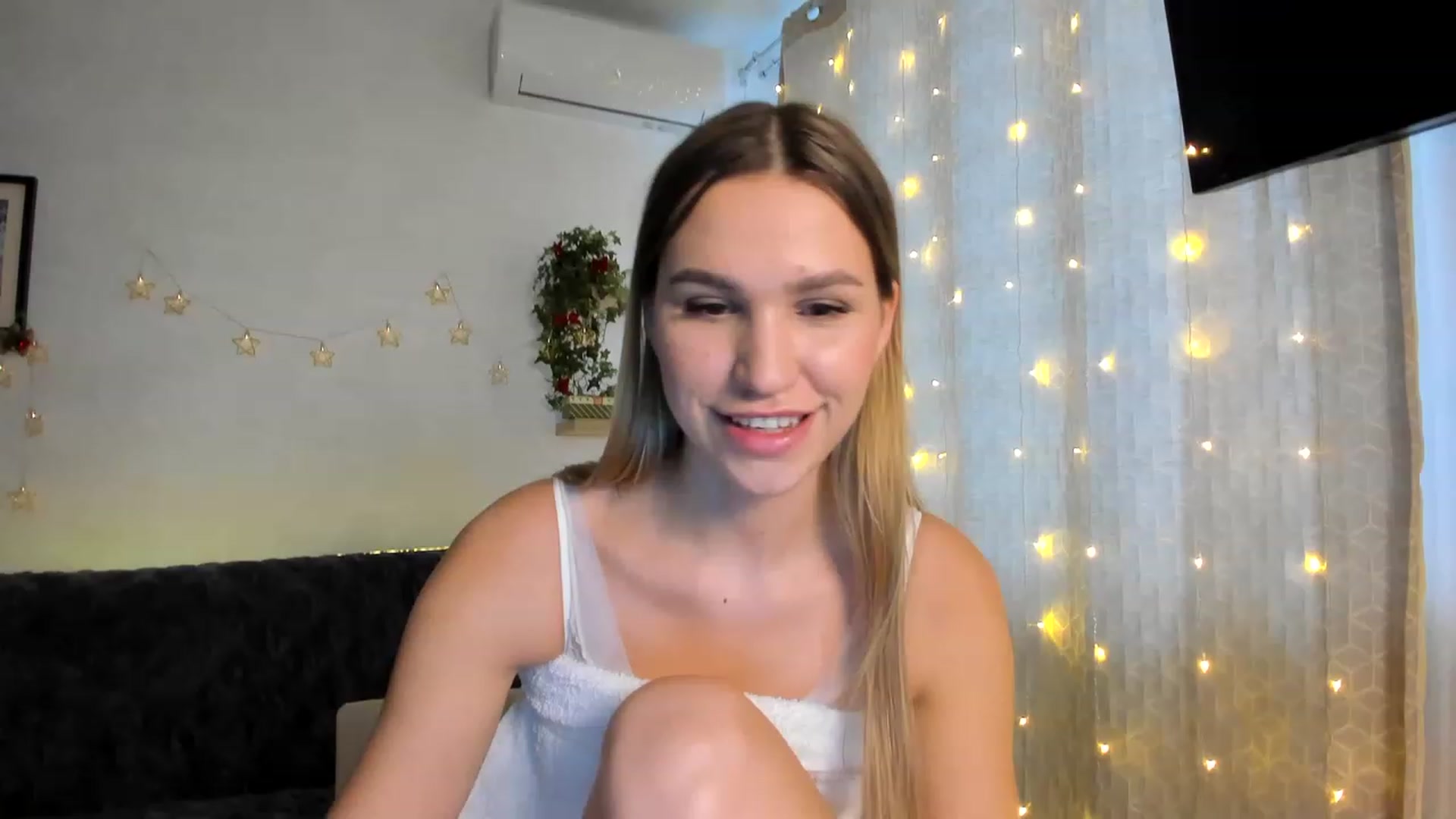 Gallery image thumbnail from WaveOfLove's myfreecams stream on, 12/15/2022, 11:00 image 5 of 20