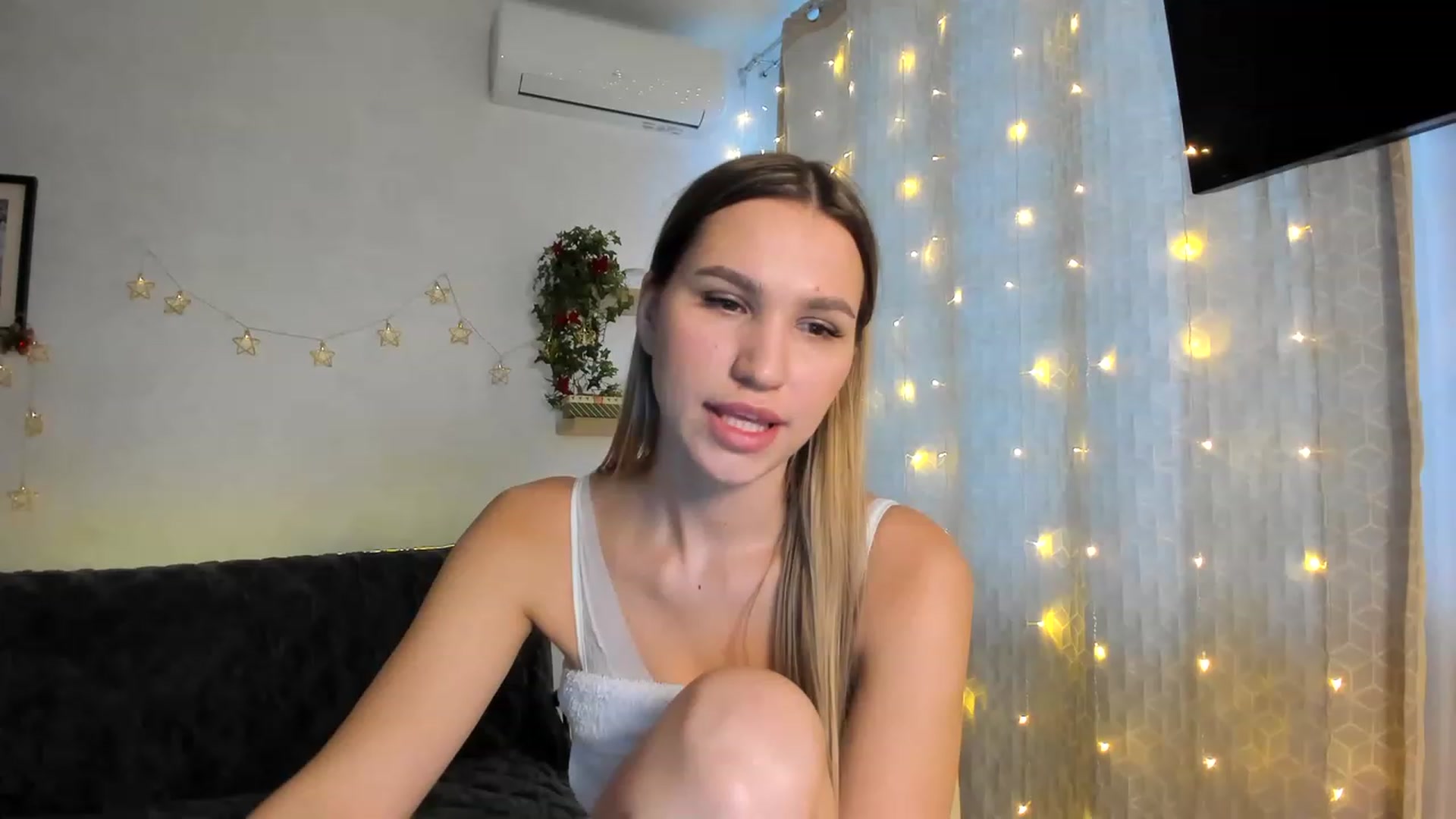 Gallery image thumbnail from WaveOfLove's myfreecams stream on, 12/15/2022, 11:00 image 13 of 20