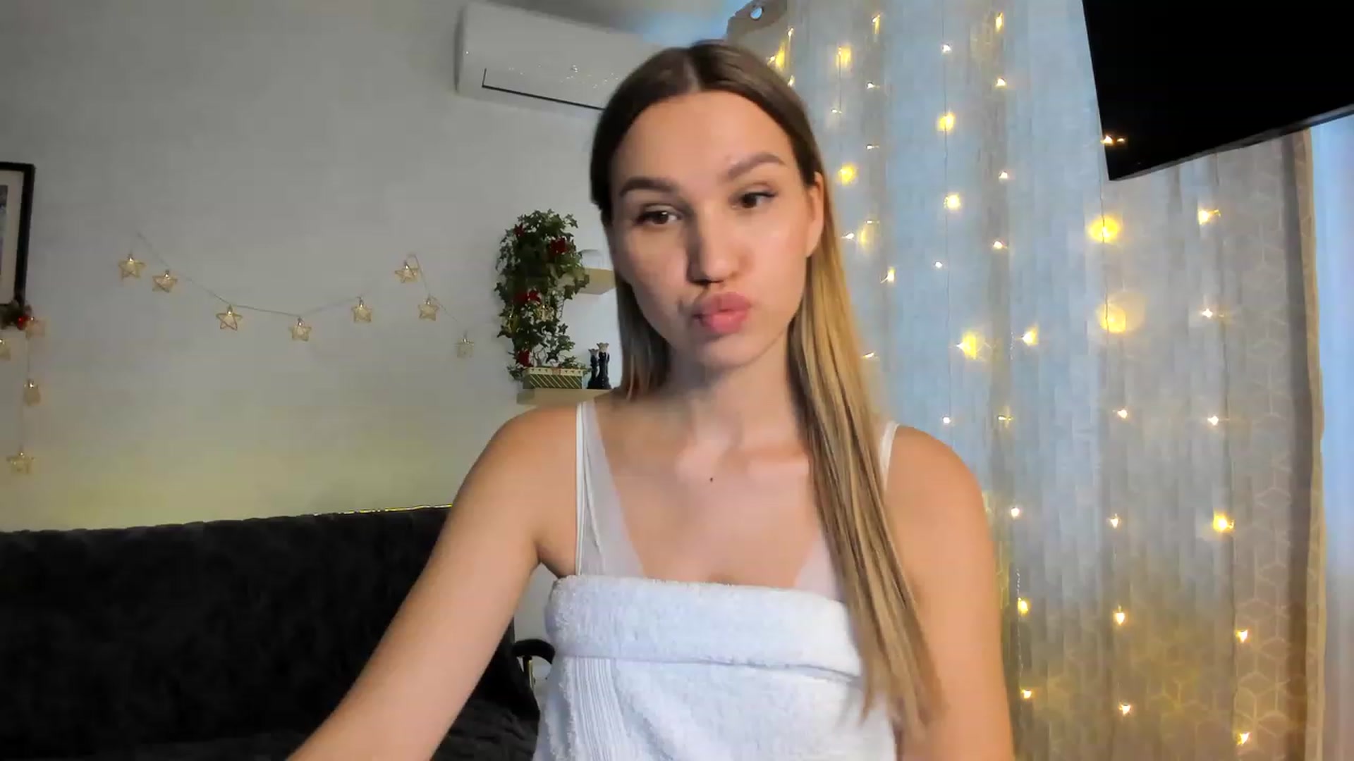 Gallery image thumbnail from WaveOfLove's myfreecams stream on, 12/15/2022, 11:00 image 9 of 20