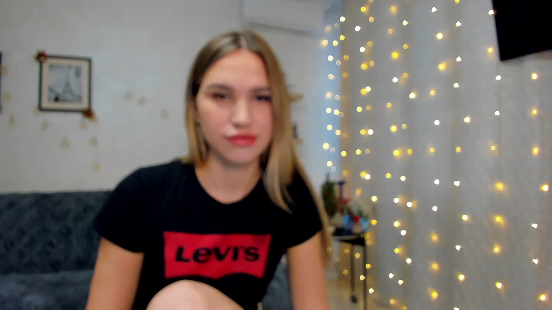 Gallery image thumbnail from WaveOfLove's myfreecams stream on, 12/16/2022, 11:59 image 6 of 20