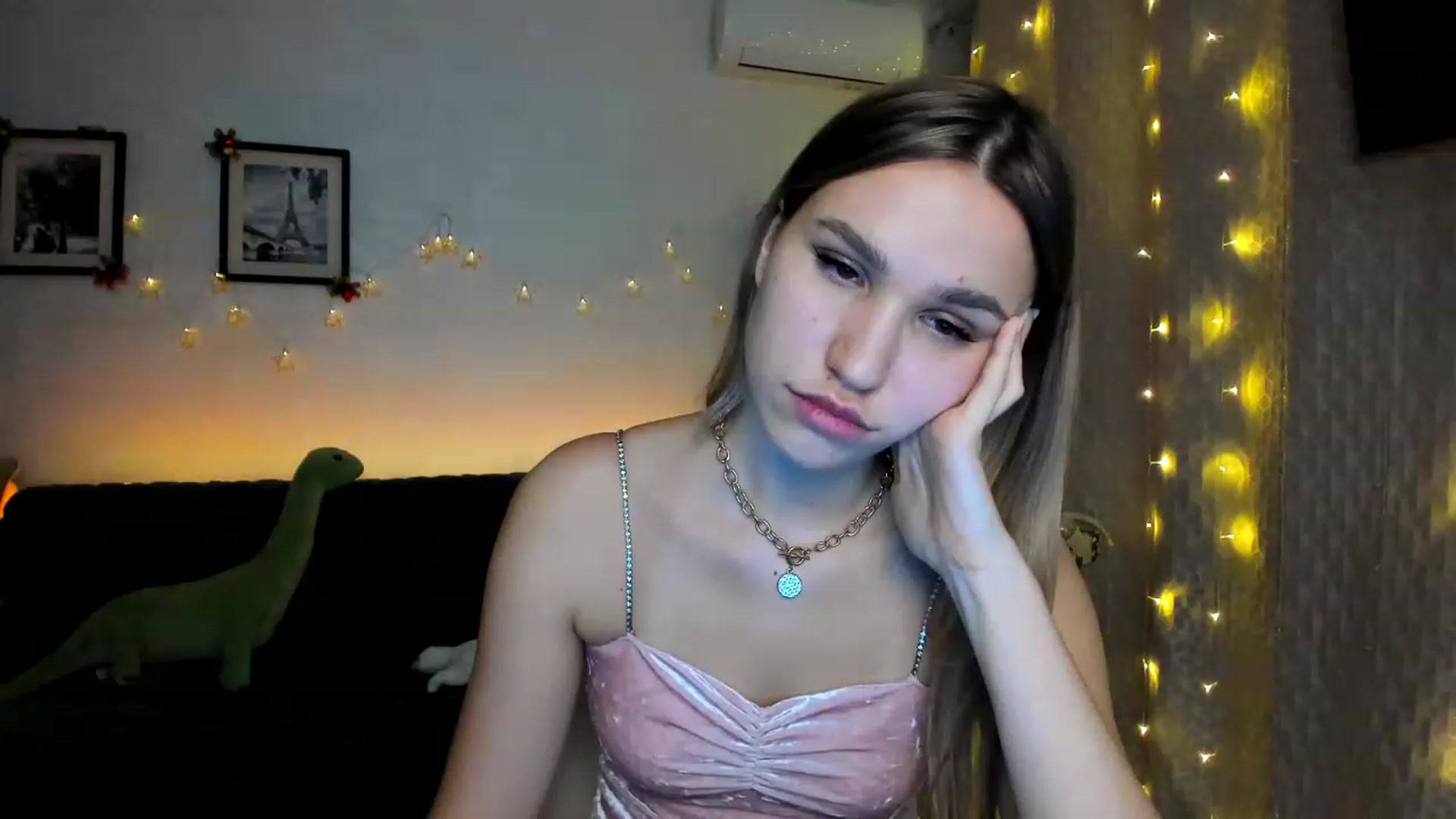 Gallery image thumbnail from WaveOfLove's myfreecams stream on, 12/23/2022, 18:27 image 9 of 20