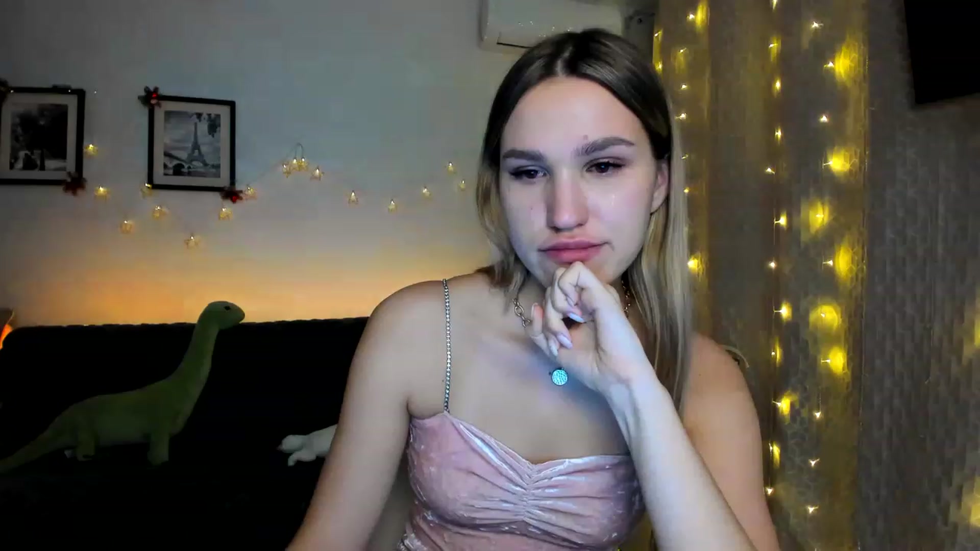 Gallery image thumbnail from WaveOfLove's myfreecams stream on, 12/23/2022, 18:27 image 11 of 20