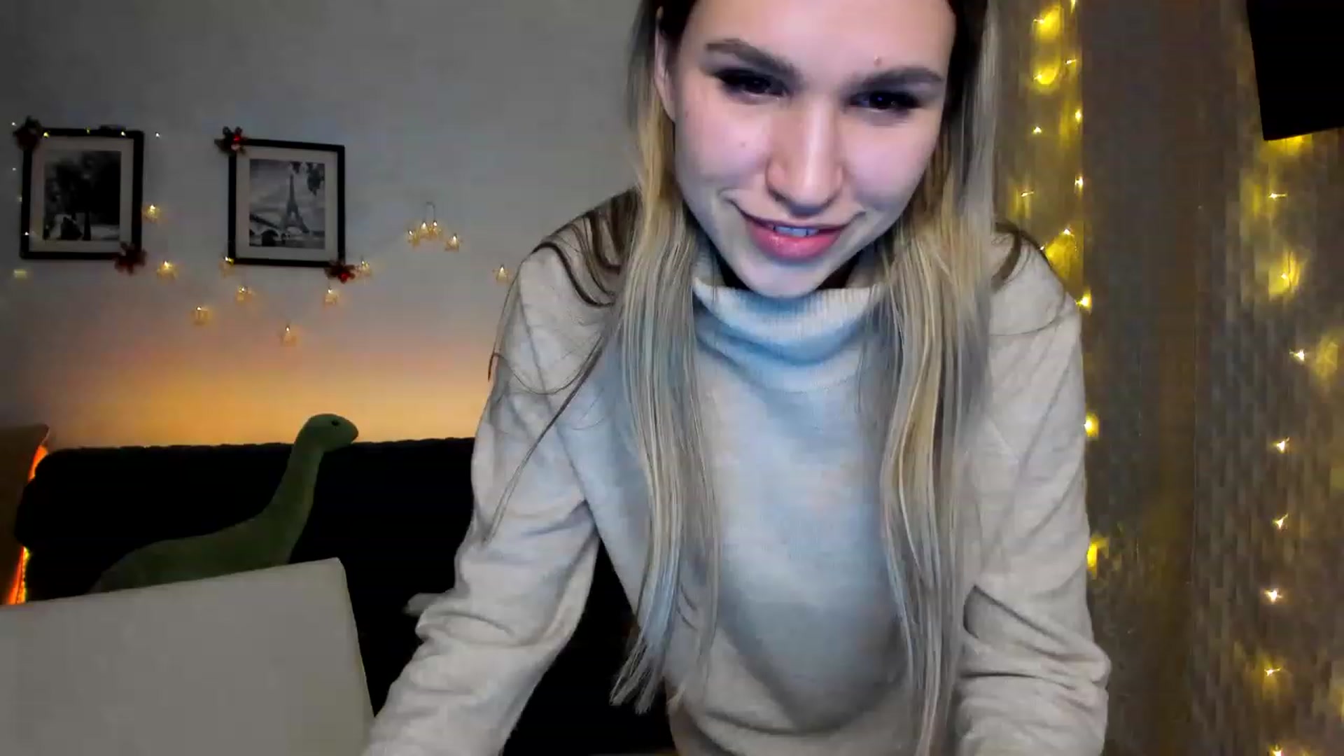 Gallery image thumbnail from WaveOfLove's myfreecams stream on, 12/23/2022, 19:03 image 15 of 20