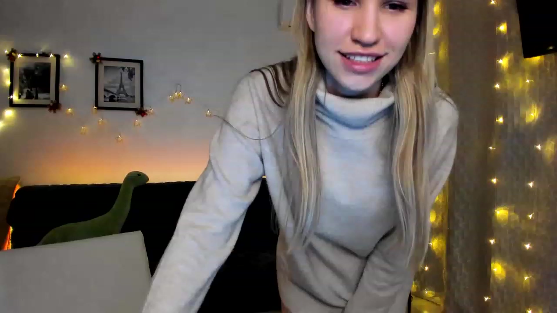 Gallery image thumbnail from WaveOfLove's myfreecams stream on, 12/23/2022, 19:03 image 16 of 20