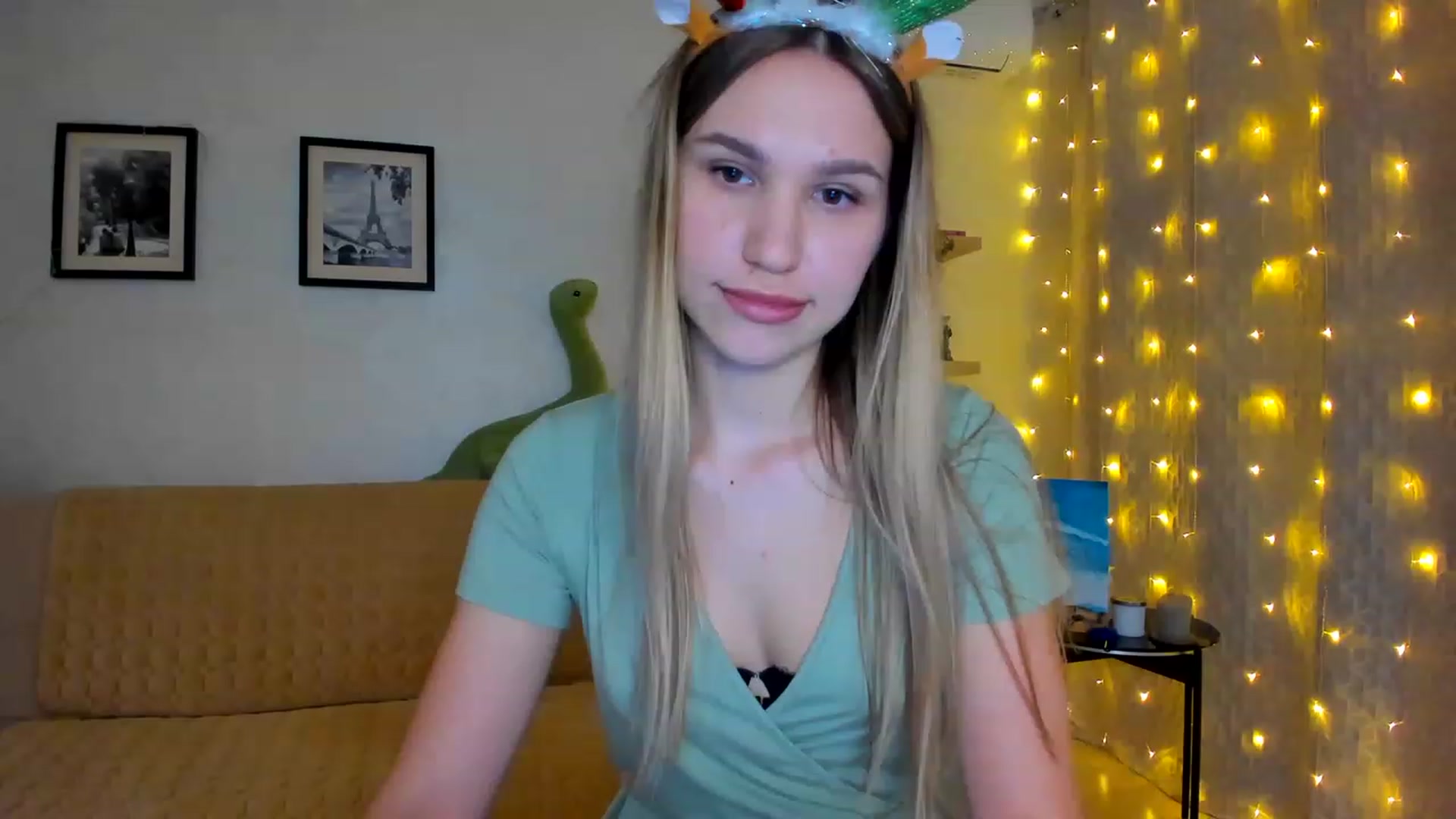 Gallery image thumbnail from WaveOfLove's myfreecams stream on, 01/17/2023, 19:26 image 19 of 20