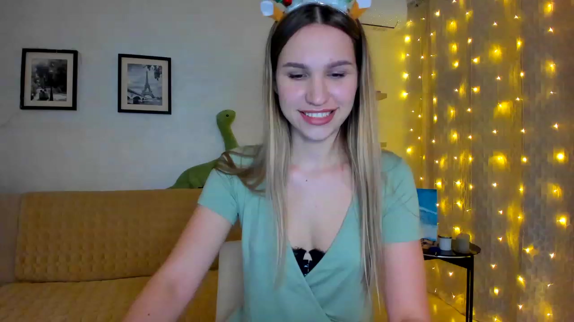 Gallery image thumbnail from WaveOfLove's myfreecams stream on, 01/17/2023, 19:26 image 1 of 20
