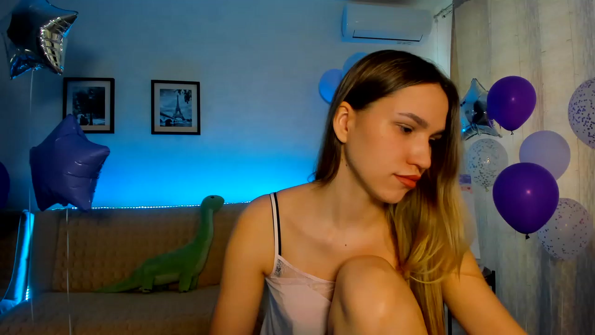 Gallery image thumbnail from WaveOfLove's myfreecams stream on, 02/13/2023, 11:35 image 16 of 20