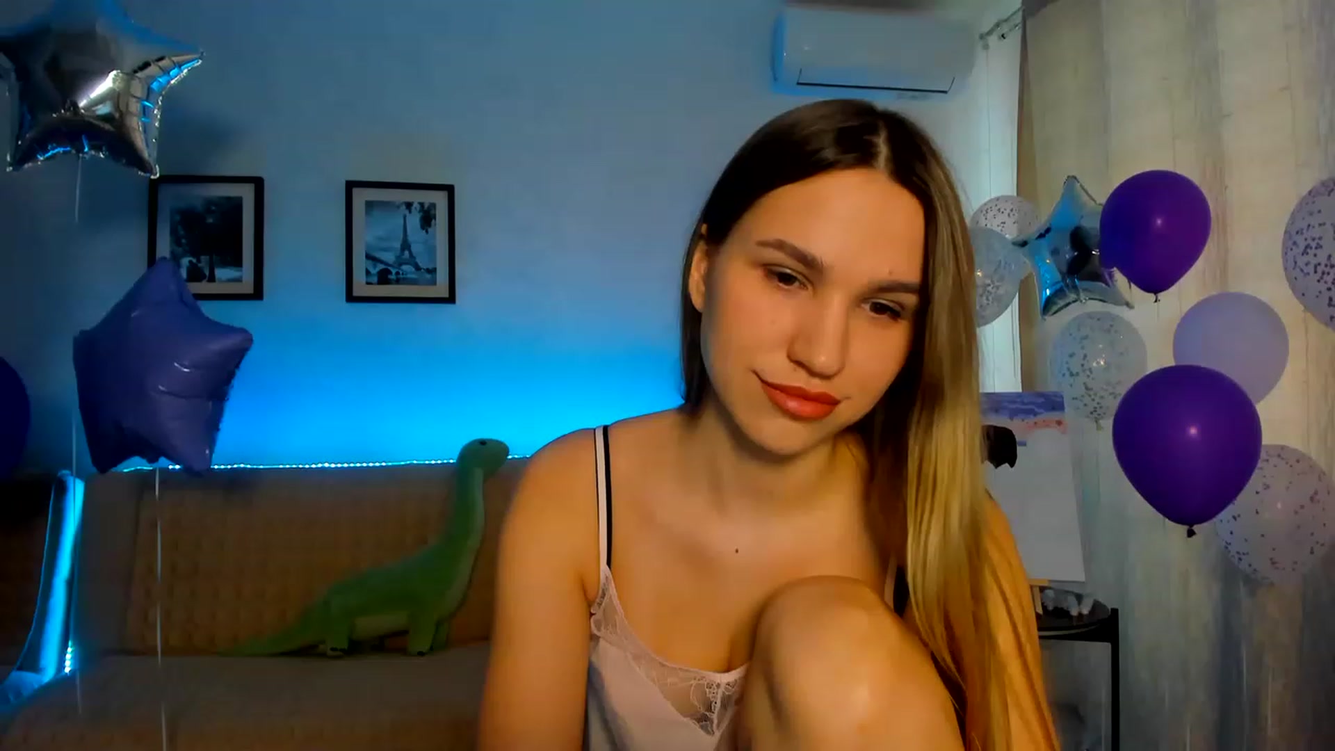 Gallery image thumbnail from WaveOfLove's myfreecams stream on, 02/13/2023, 11:35 image 17 of 20