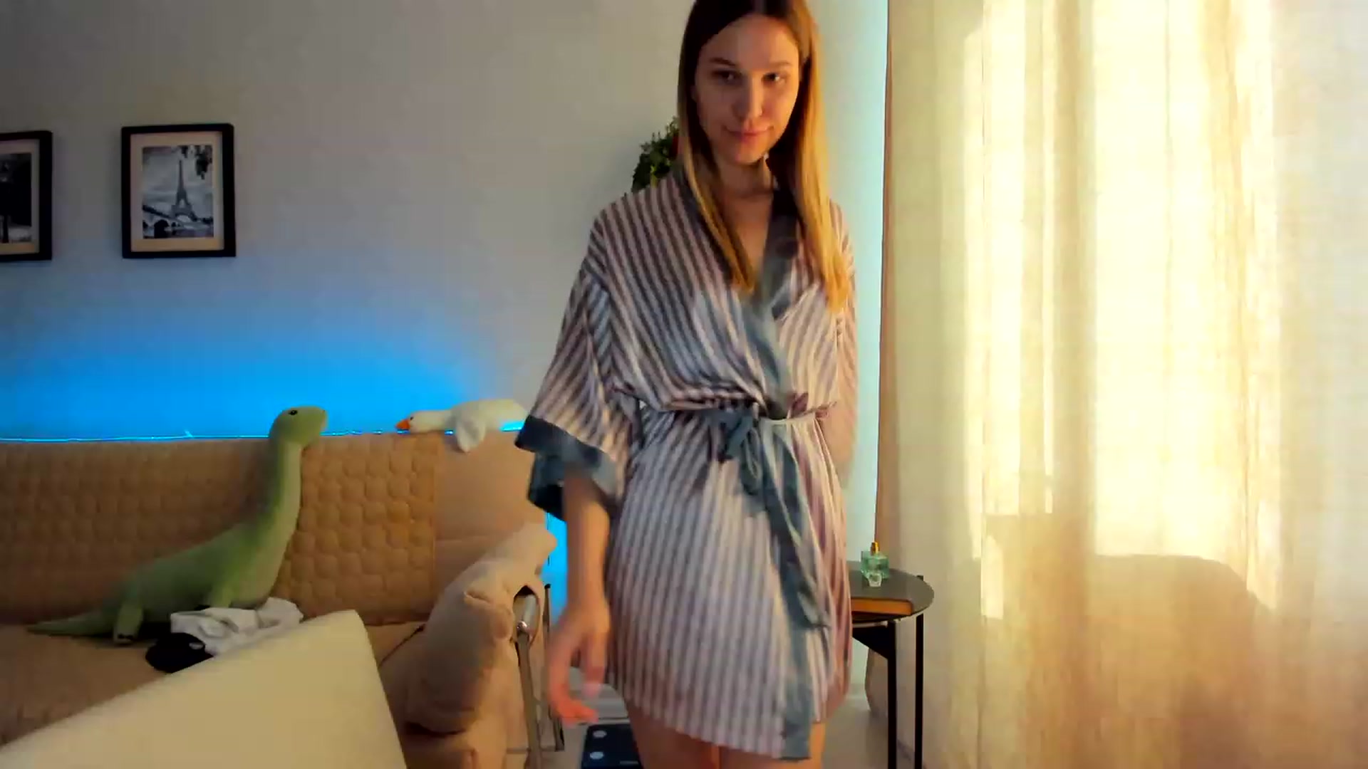 Gallery image thumbnail from WaveOfLove's myfreecams stream on, 06/28/2023, 14:37 image 17 of 20