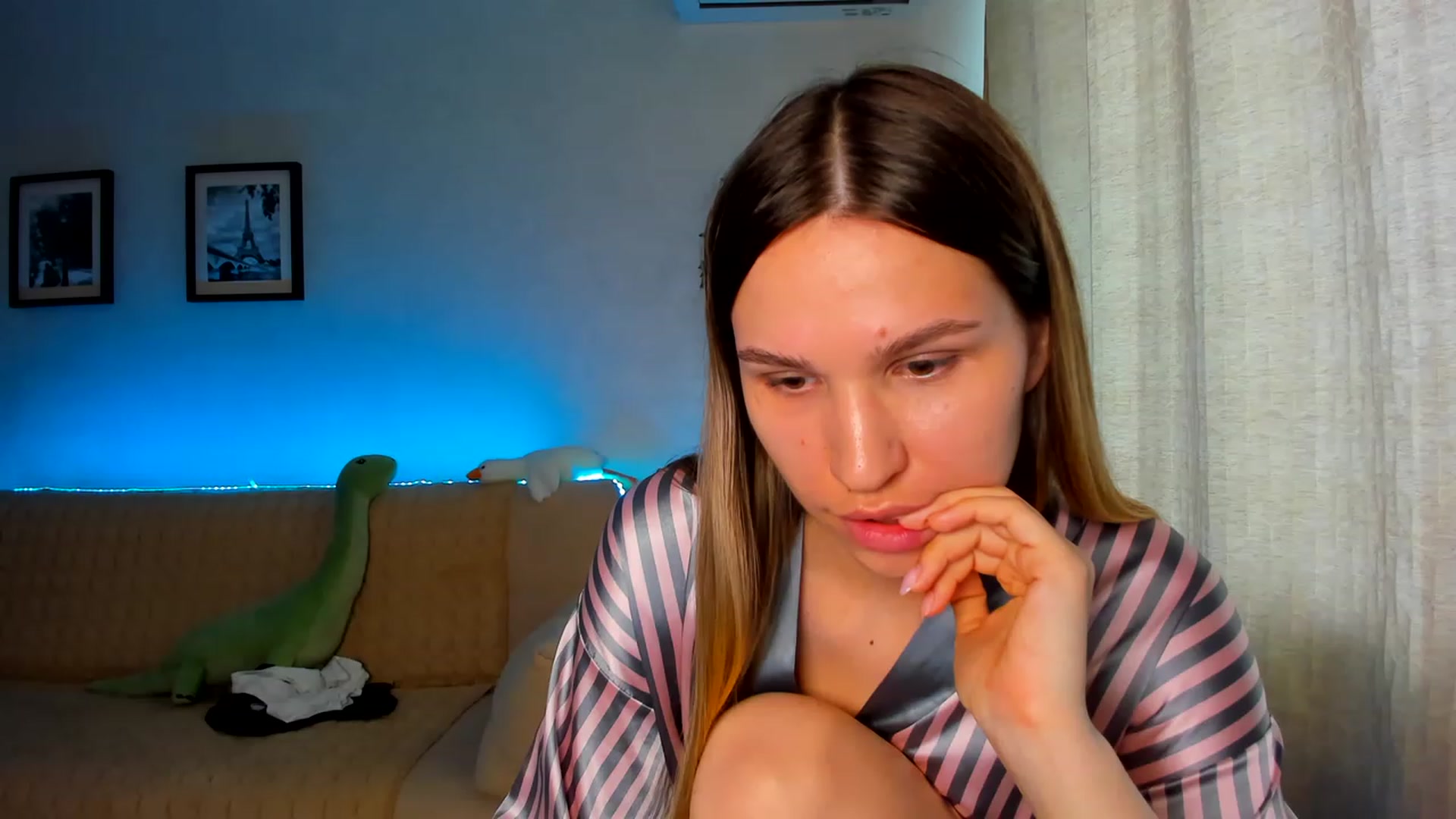 Gallery image thumbnail from WaveOfLove's myfreecams stream on, 06/28/2023, 15:07 image 17 of 20