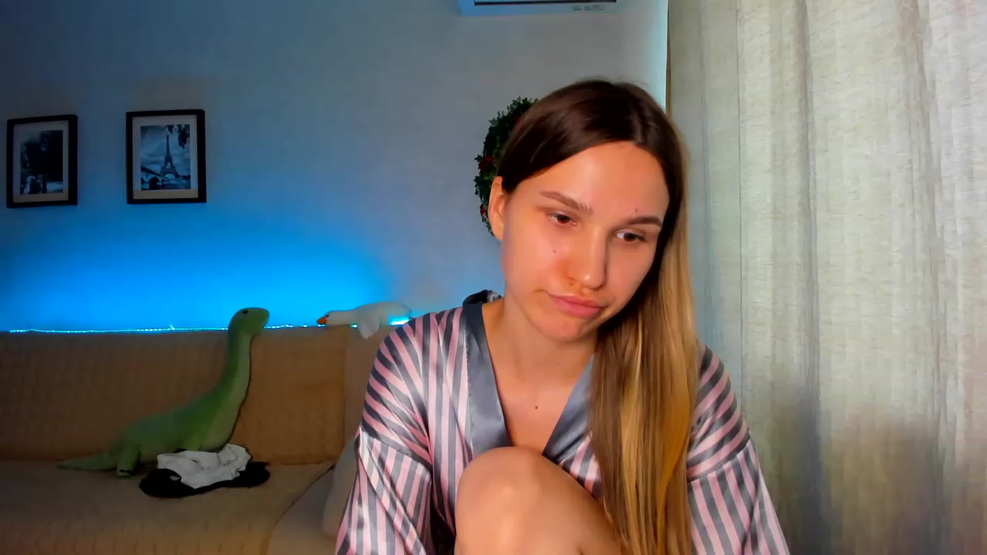 Gallery image thumbnail from WaveOfLove's myfreecams stream on, 06/28/2023, 15:07 image 18 of 20