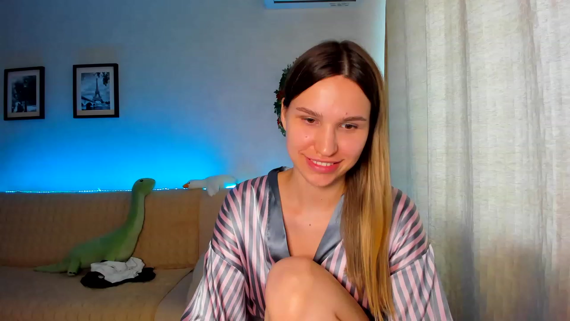 Gallery image thumbnail from WaveOfLove's myfreecams stream on, 06/28/2023, 15:07 image 19 of 20