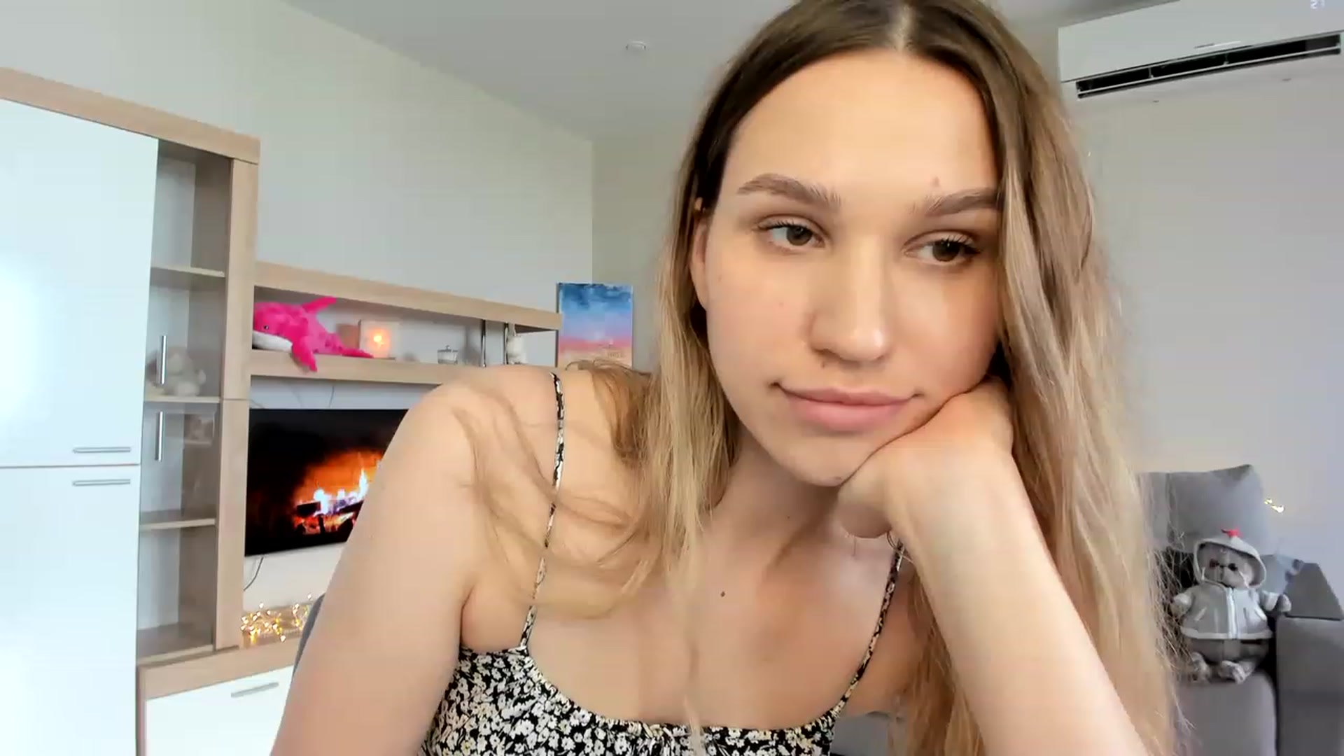 Gallery image thumbnail from WaveOfLove's myfreecams stream on, 07/03/2023, 14:10 image 6 of 20