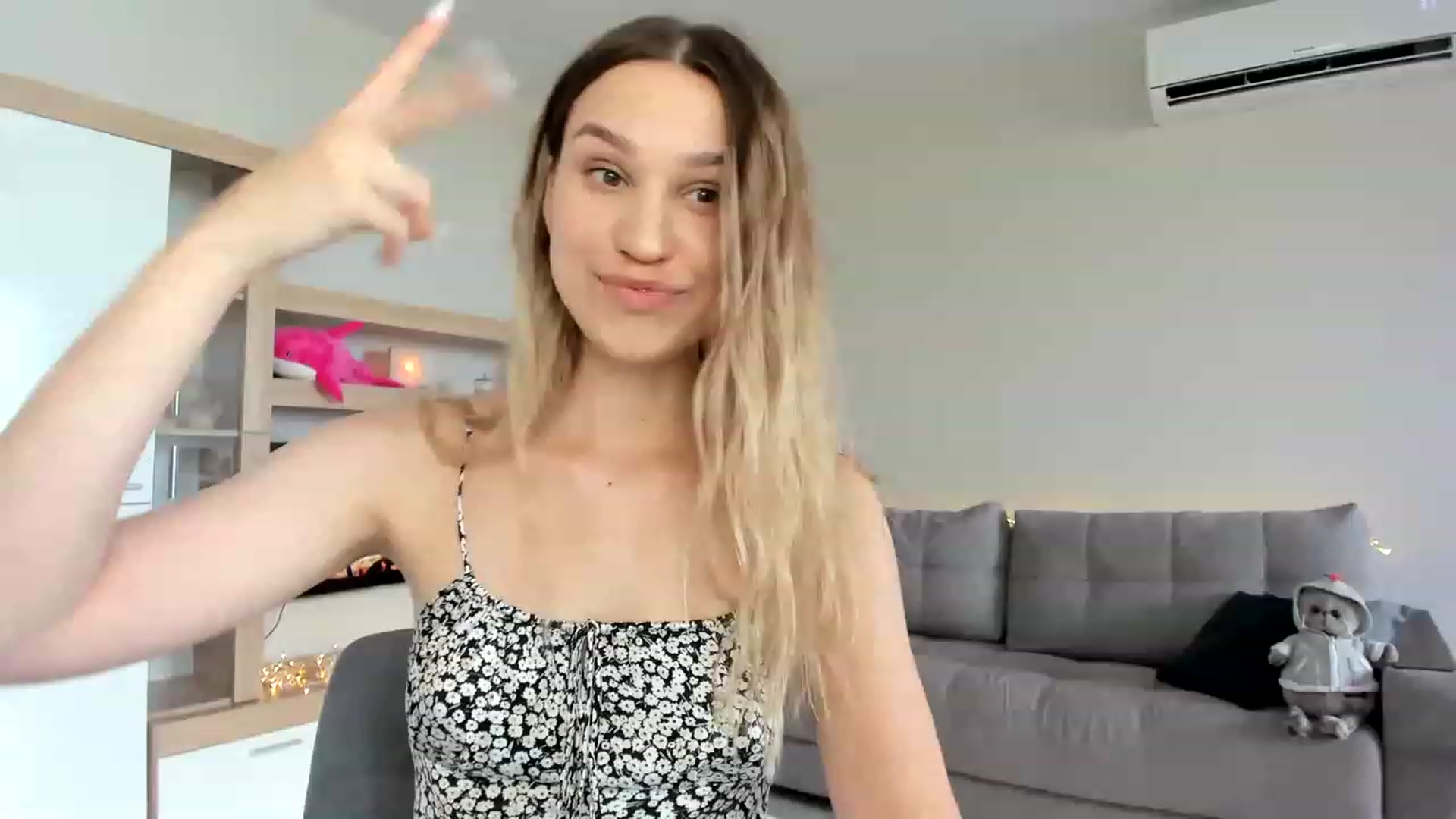 Gallery image thumbnail from WaveOfLove's myfreecams stream on, 07/03/2023, 14:10 image 5 of 20
